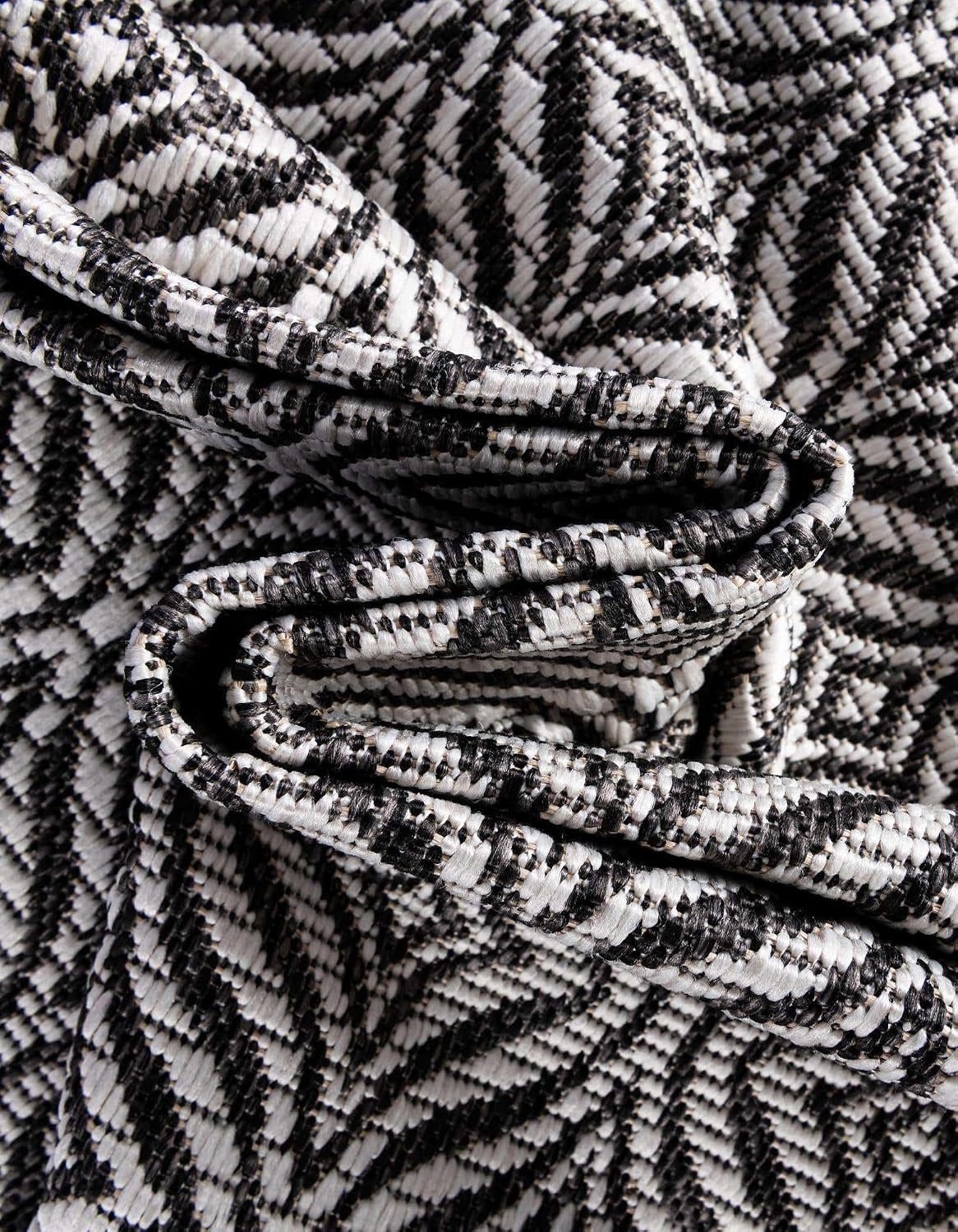 Unique Loom Outdoor Trellis Collection Area Rug - Deco Trellis (7' 10" x 10' Rectangle Charcoal/Ivory)