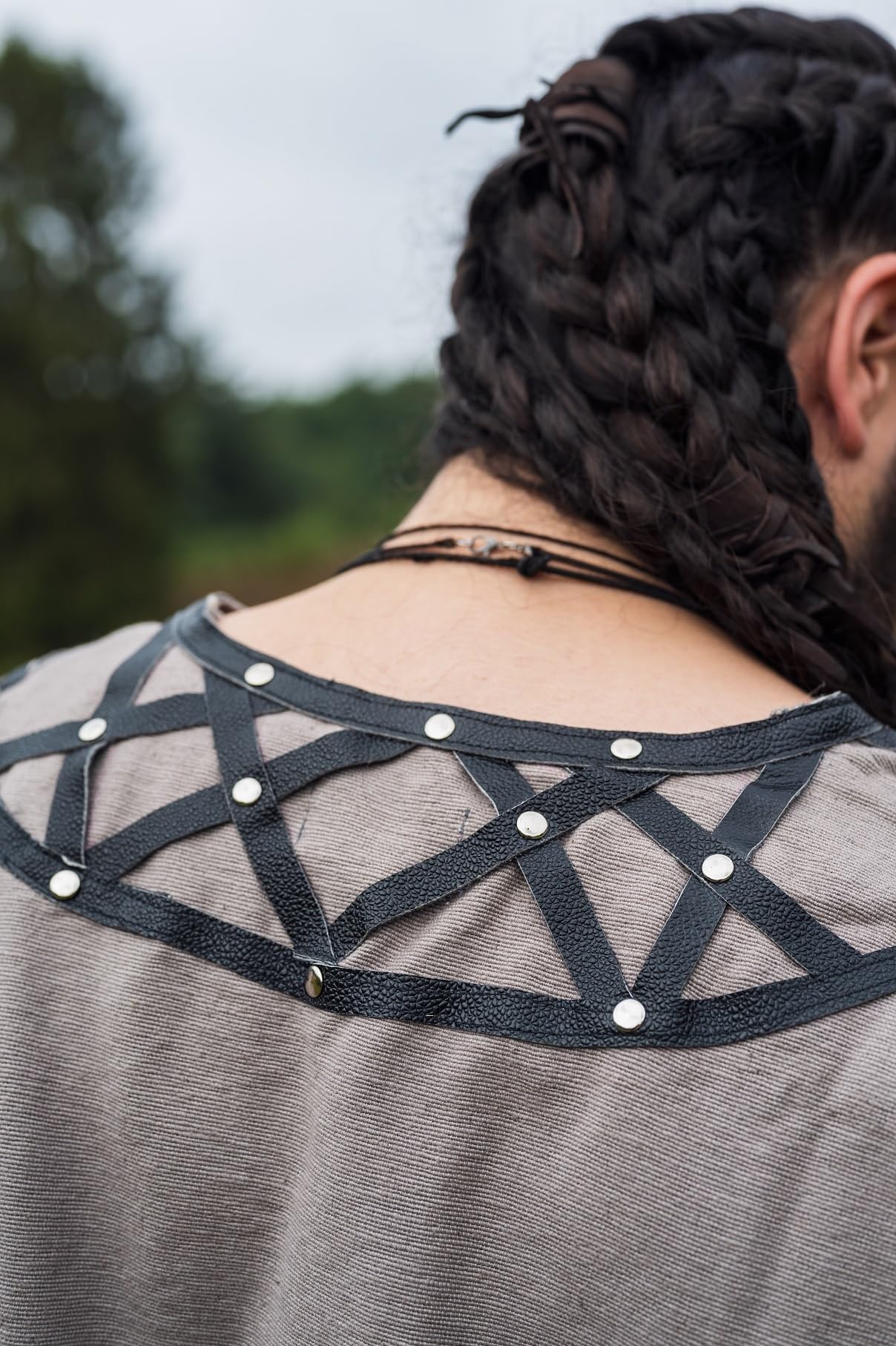 Leonardo Carbone Túnica vikinga Erik – Ropa medieval para hombre, camisas casuales de manga corta, disfraz de carnaval, túnica vikinga, ropa LARP – 100% algodón con aplicaciones de piel