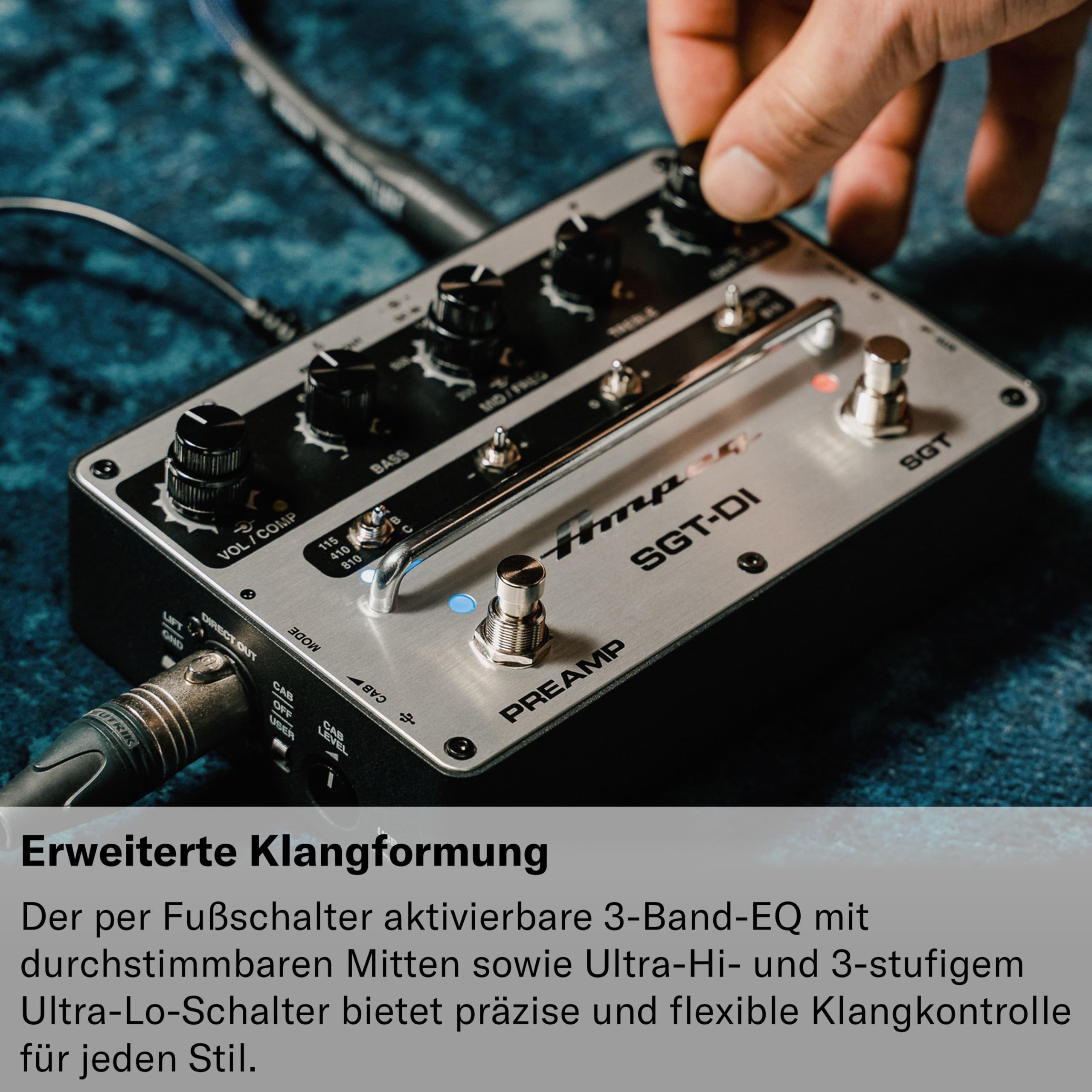 AMPEG SGT-DI Bass Preamp – Fußschaltbarer Ampeg-Preamplifier mit SVT/B15-Voicings, IR Loader, 3-Band-EQ mit durchstimmbaren Mitten, Kompressor und Ultra-Hi/Ultra-Lo-Schaltern – Silber Schwarz