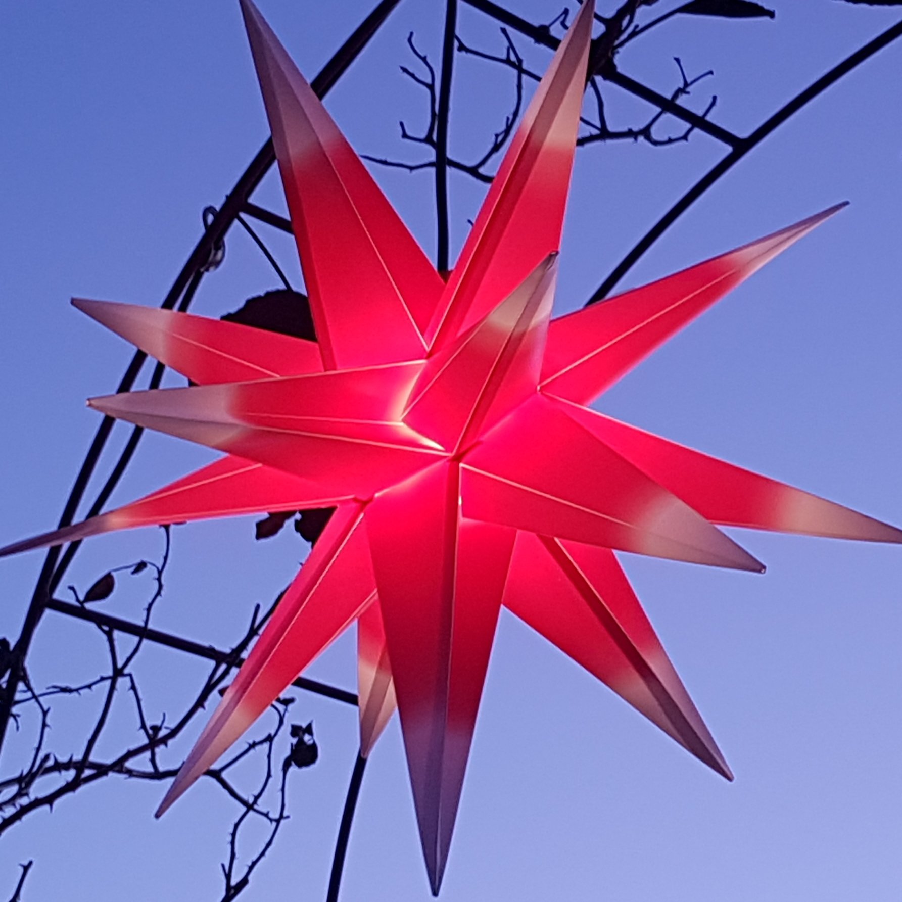 unbekannt Mit LED Außenstern 65 cm beleuchteter Stern, Wetter- und frostbeständig, Weihnachtsstern Faltstern (ROT MIT WEISSEN Spitzen), Leuchtmittel LED (StaRt-NDL-DUH-E14-C3,5W)