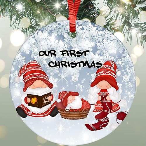 Adornos de cerámica de la familia de tres gnomos, nuestro primer adorno colgante redondo de Navidad con impresión de doble cara, decoración de árbol