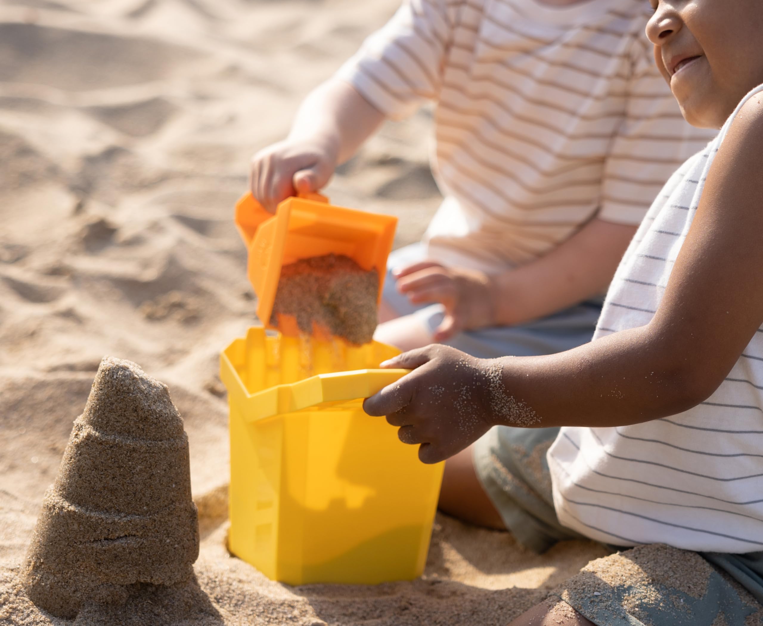Hape Chariot de Chantier et Accessoires pour la Plage Dès 3 Ans - pour Plage, Bac à Sable, Terrain de Jeu - Camion Benne, Bulldozer, Panneau de Construction - Empilable, Facile pour Petites Mains