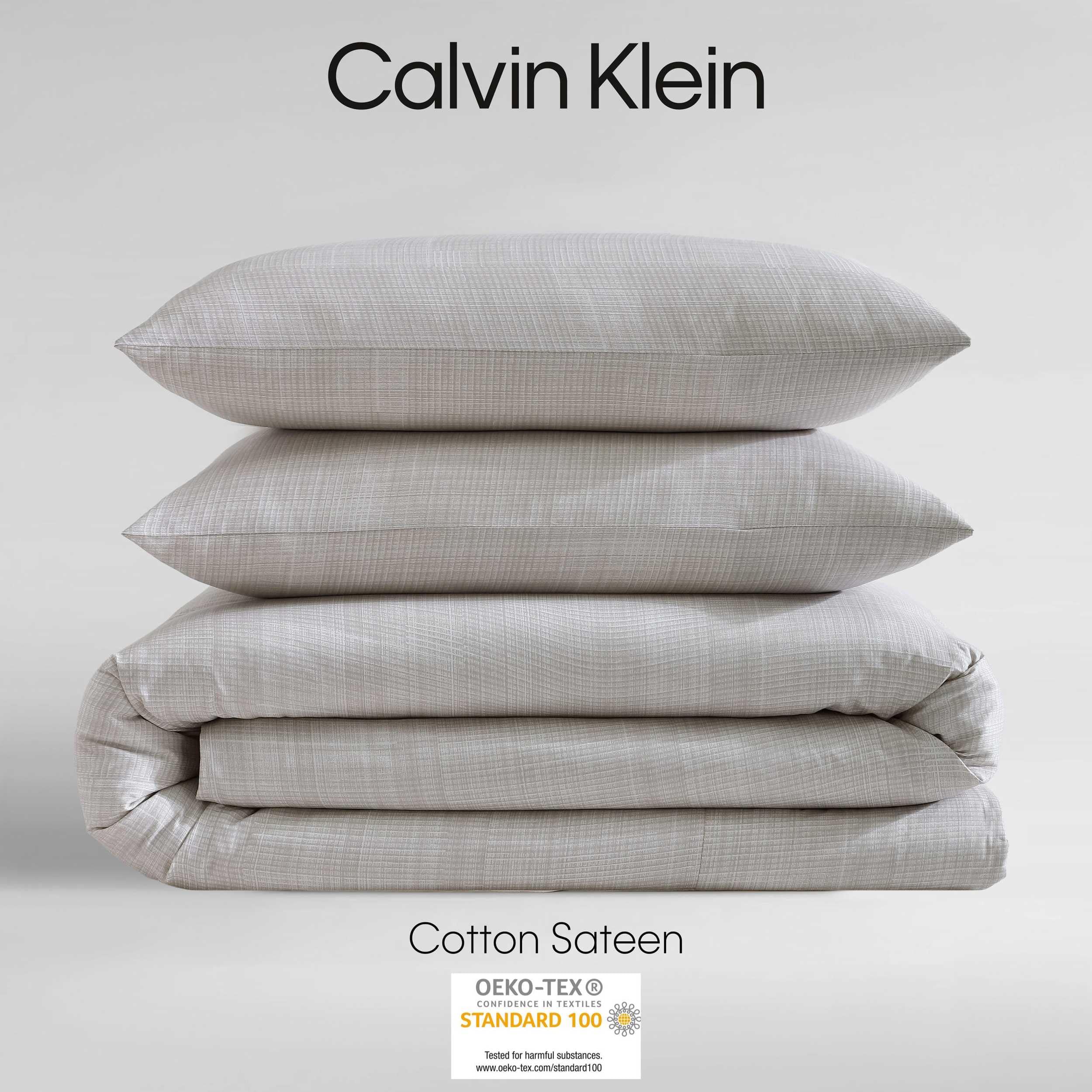 Amazon｜Calvin Klein - Duver 羽毛布団セット、お揃いの枕カバー付き