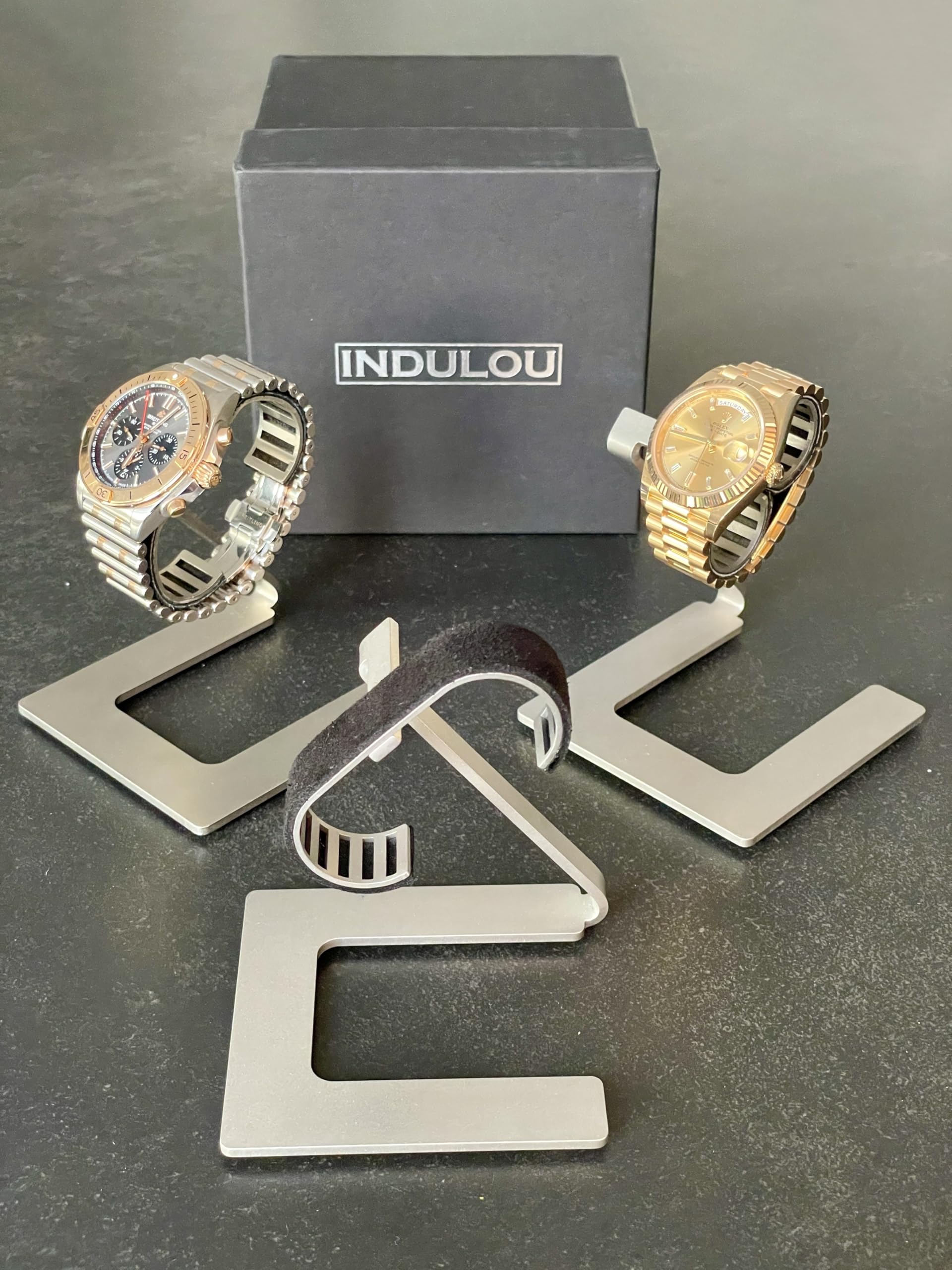 UNO – Soporte para relojes de acero inoxidable | Ajustable, minimalista y elegante | Base de exhibición con cojín de cuero genuino
