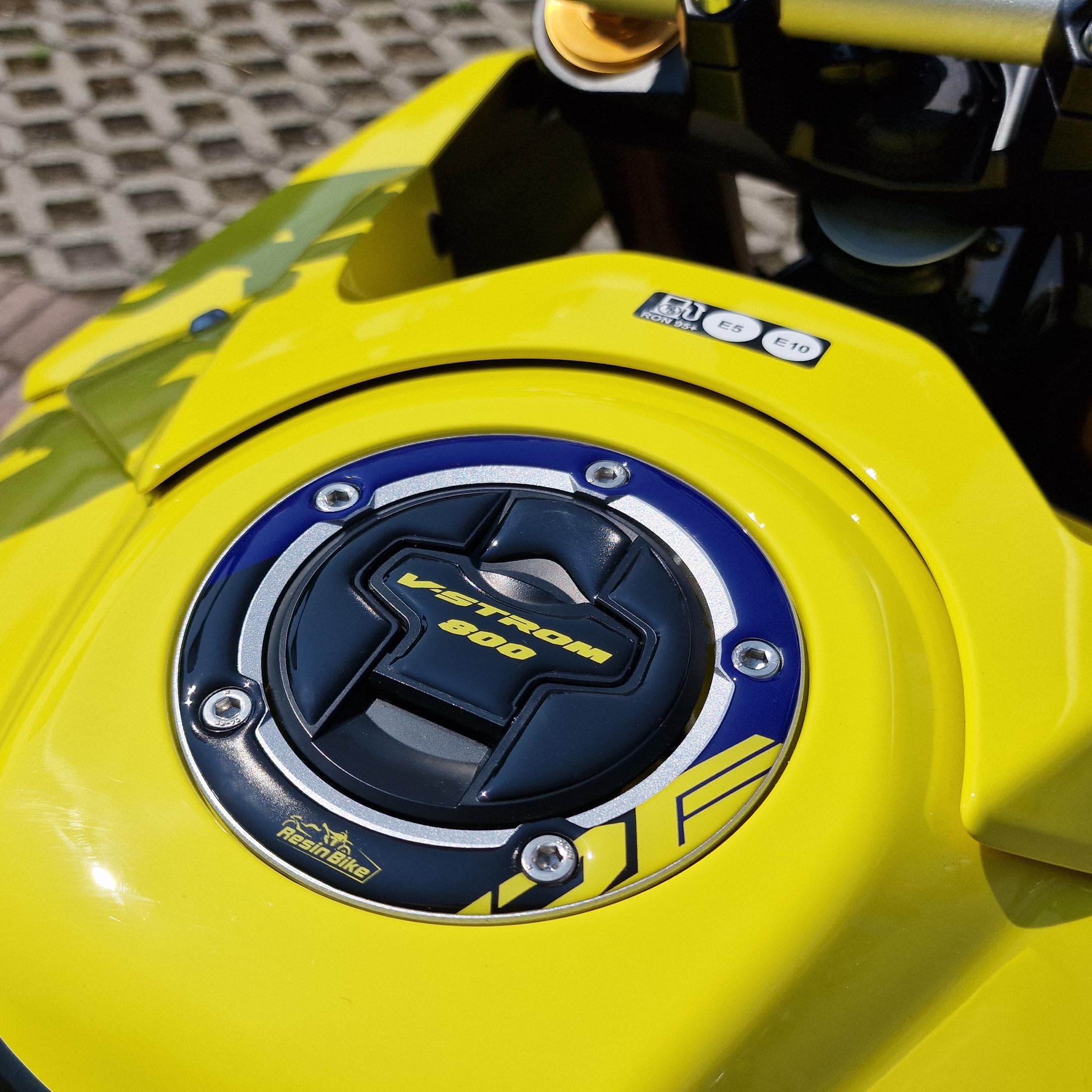 Resin Bike Motorbike 3D Stickers Compatible with Suzuki V-Strom 800 DE 2023-2026 Yellow. Bike Tank Cap Protection from Impact and Scratches. Sticker 3D Resin Gadget Moto