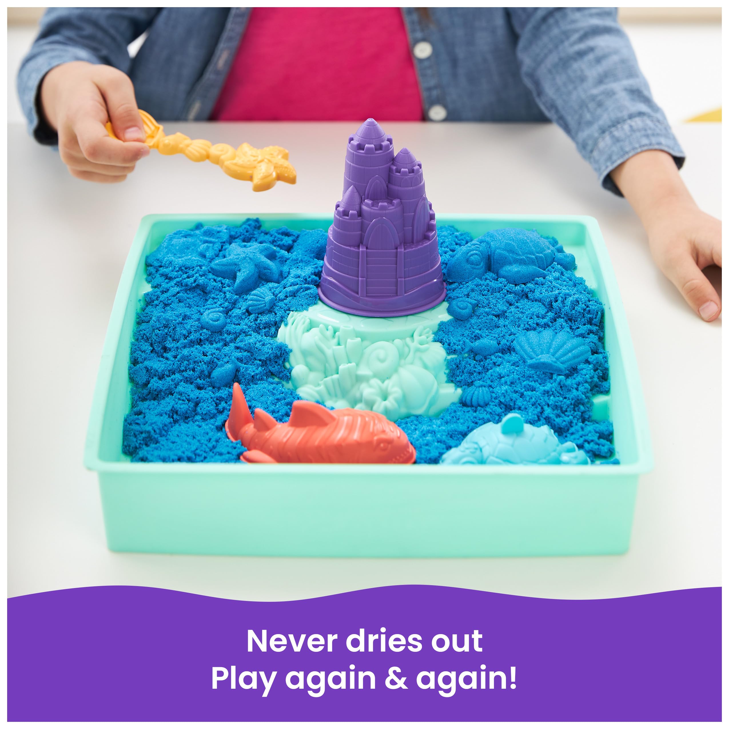 Set De Arena Cinética Kinetic Sand Con Arenero, 454g De Arena Mágica (Azul, Morada O Verde) Y 4 Accesorios – Modelo Aleatorio, Juguete Sensorial Para Niños De 3 Años En Adelante