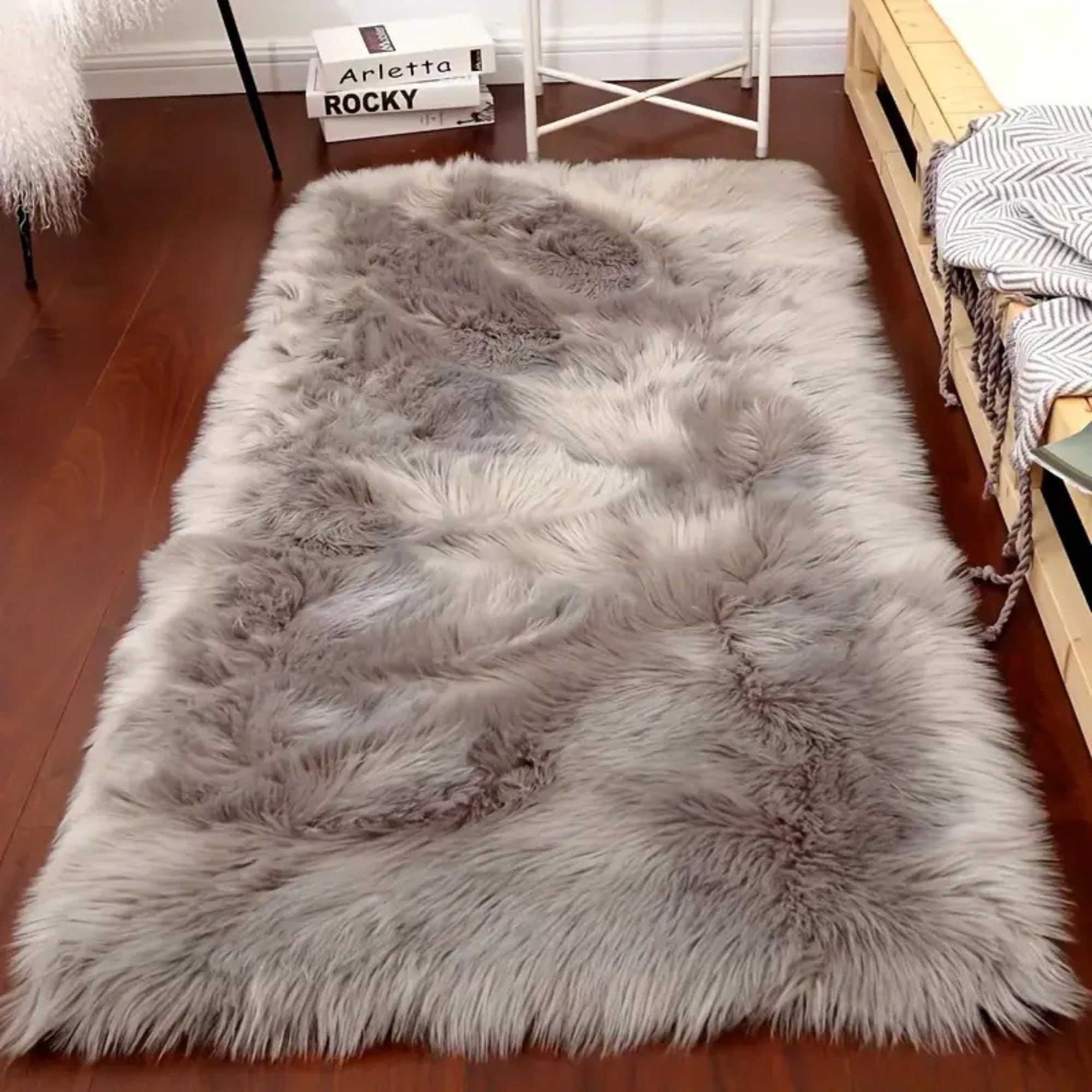 Woolous Luksusowy Imitacja Owczej Skóry Dywan 50x150 cm – Ultra Miękki Puszysty Dywan do Sypialni, Przy Łóżka i Salonu – Pluszowe Futrzane Wykładziny – Szary
