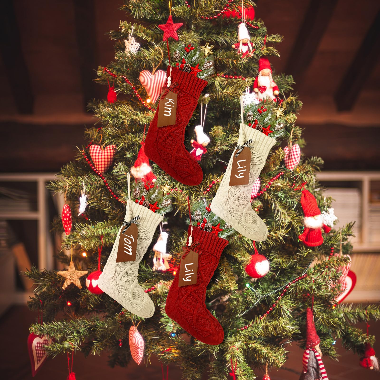 Aoriher Lot de 4 grandes chaussettes de Noël avec étiquettes nominatives en bois à faire soi-même, 45,7 cm, décorations de Noël à suspendre avec étiquettes de Noël pour fête de Noël (lin, rouge