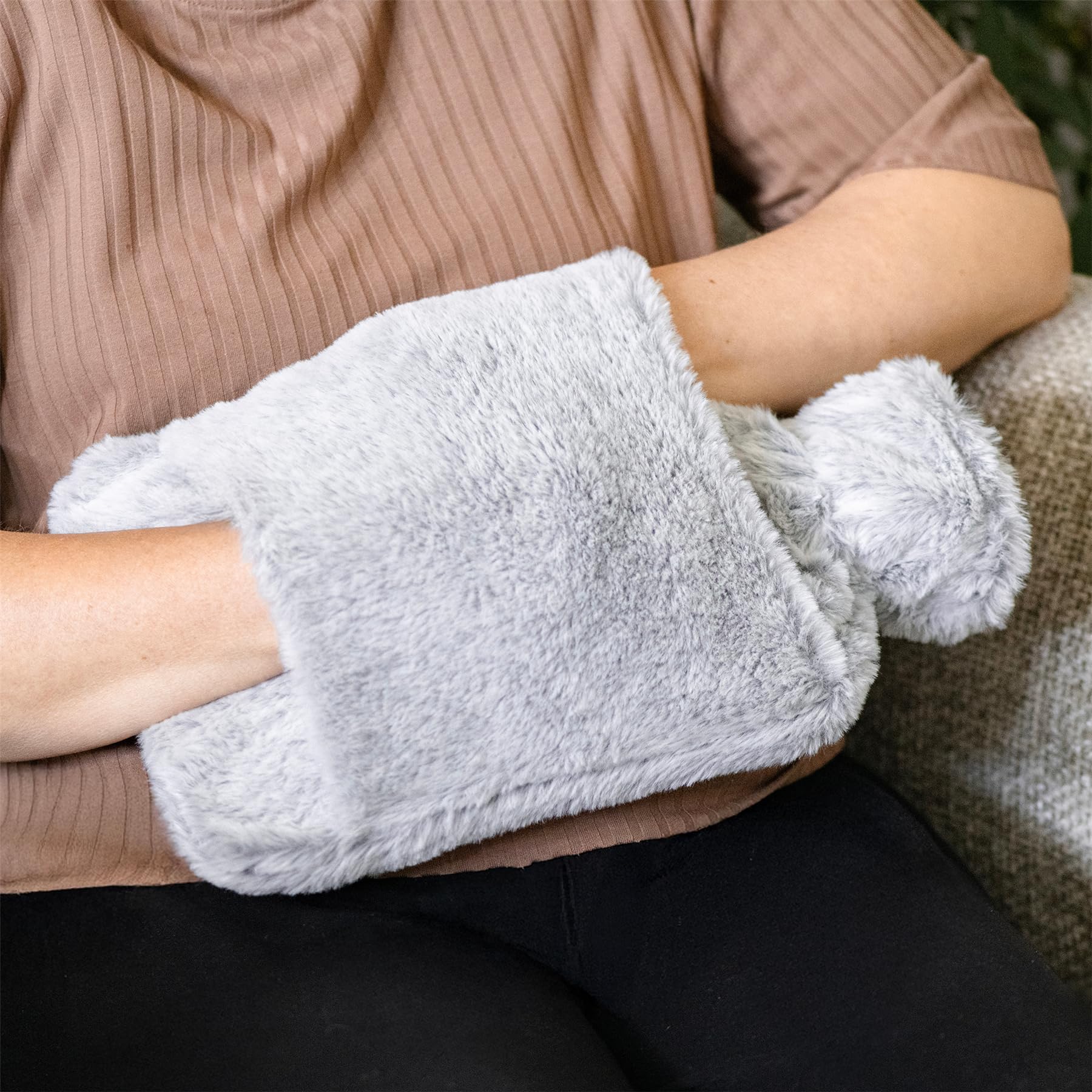 Revitale Bolsa de Agua Caliente de Lujo y Confort 2 Litros, Funda Suave tipo Manga, Caucho Natural Acanalado en un Lado, Norma Británica BS1970:2012, Duradera y a Prueba de Fugas (Plata – Manga)