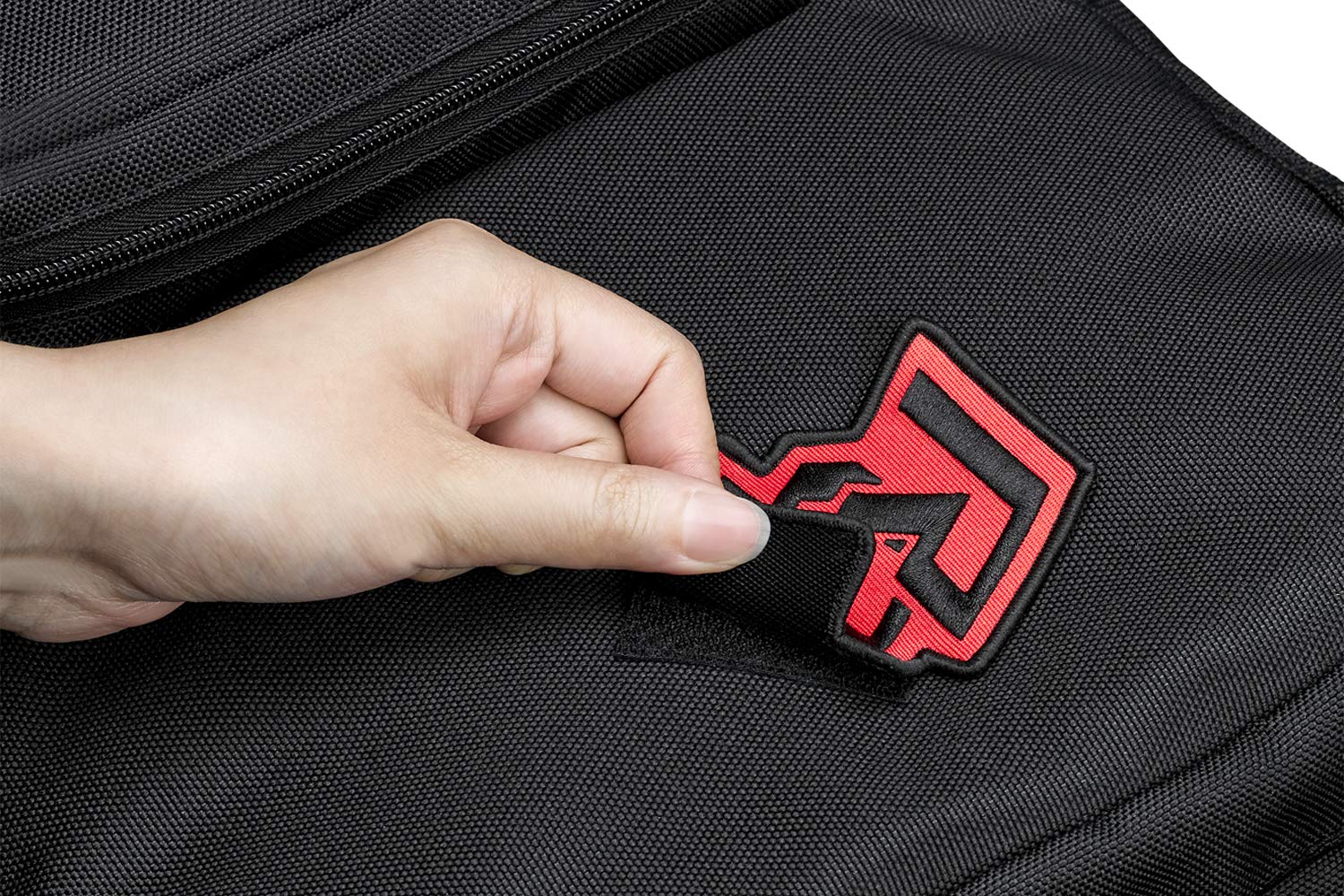 ASUS ROG BP1503 Zaino Gaming realizzato con materiale idrorepellente, tasche multiple, leggero e spazioso per contenere un NB fino a 15".