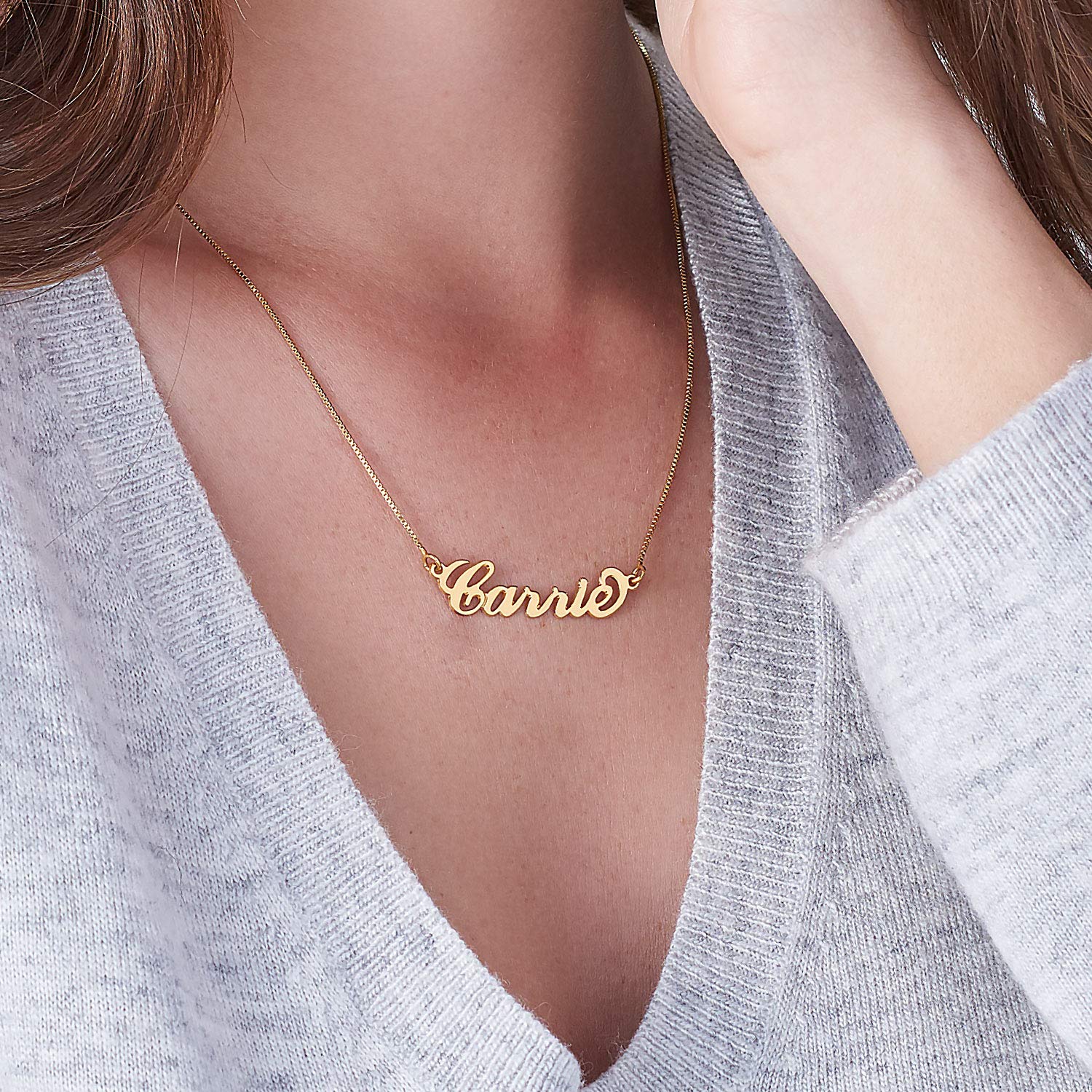 MYKA - Collana con nome Personalizzato con Ciondolo Piccolo Stile “Carrie” - Fatto su Misura Gioielleria - Regalo di Mamma - Regalo di Natale