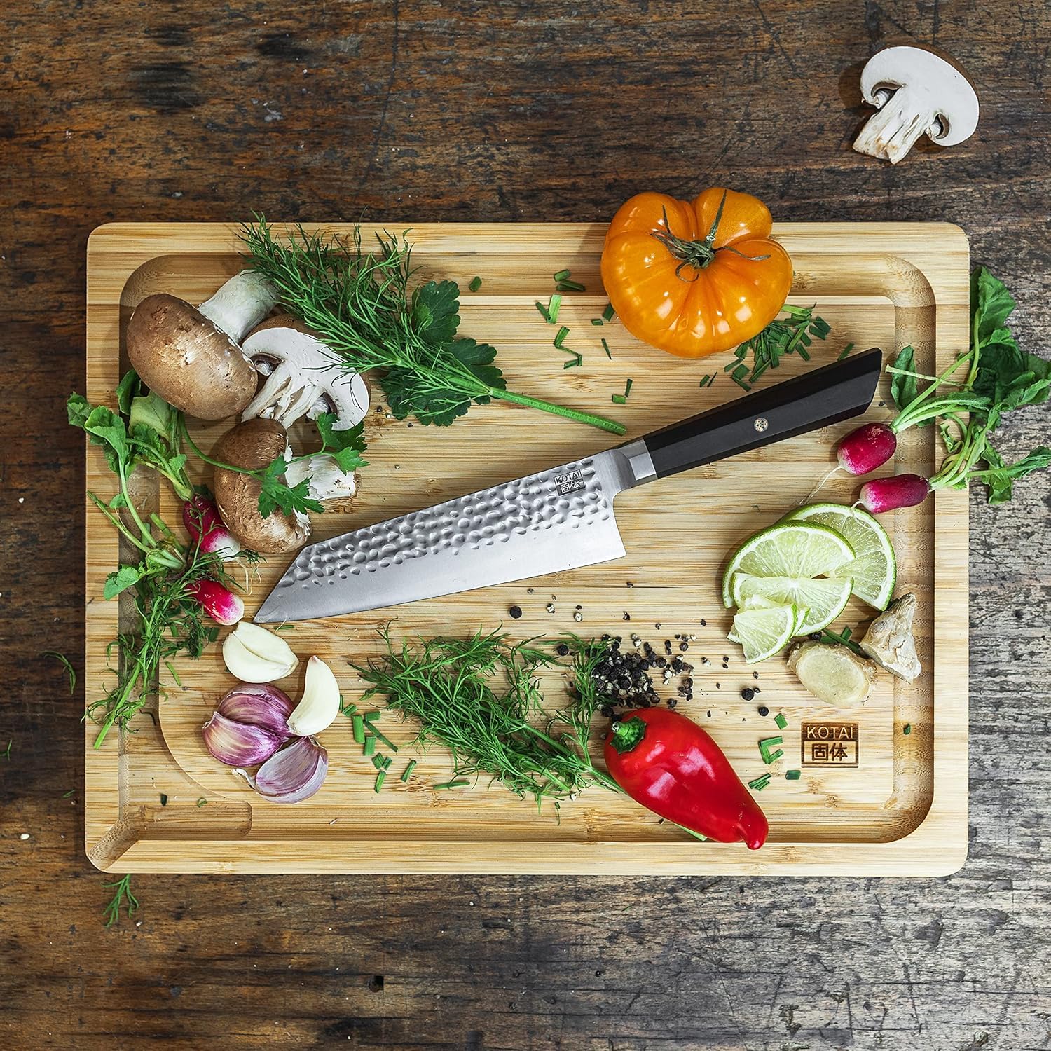 KOTAI | Couteau de Chef Santoku Bunka avec Saya et boîte en Bambou | Lame 17 cm | Couteau de Cuisine | Martelé et Aiguisé à la Main | Acier Inoxydable Japonais 440C Ultra-Tranchant