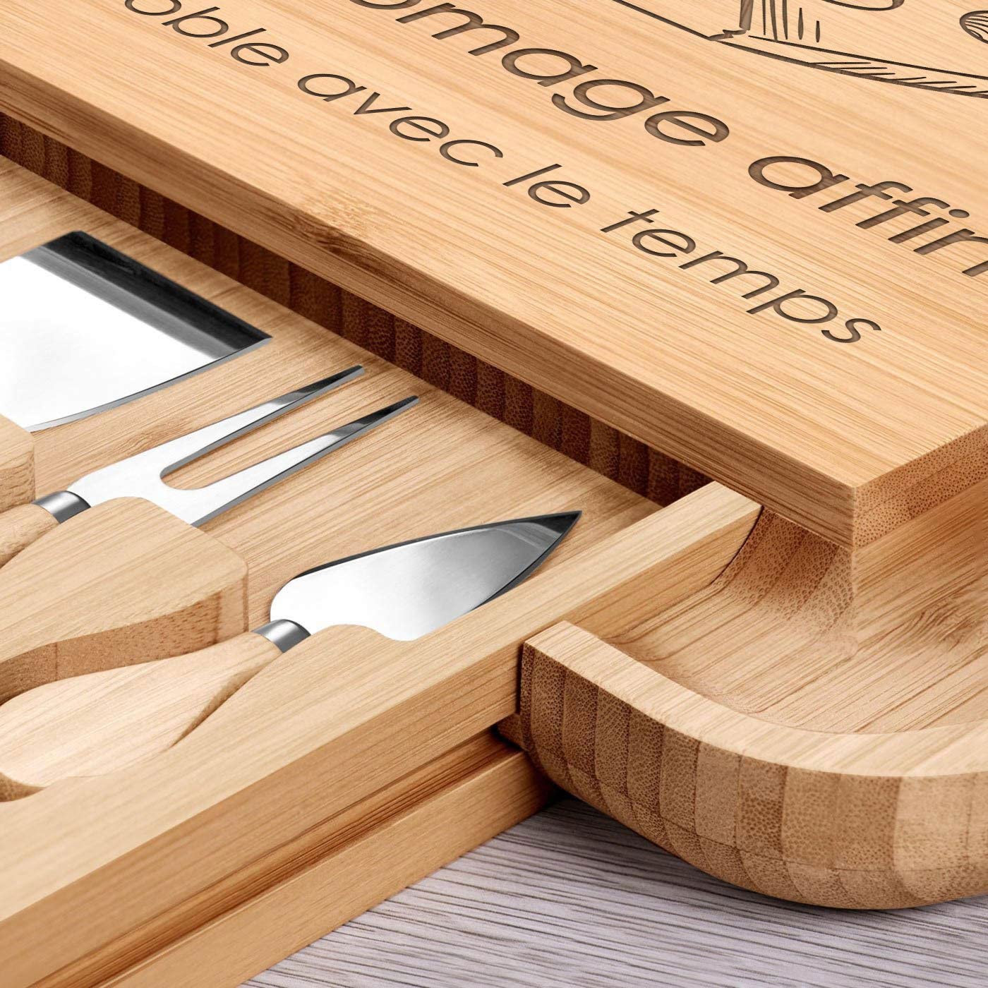 MAVERTON Planche à Fromage avec Gravure pour Lui - Set de 4 Accessoires à Fromage - Plateau en Bois - 34x34cm - Cadeau d’Anniversaire - pour Homme - Fromage