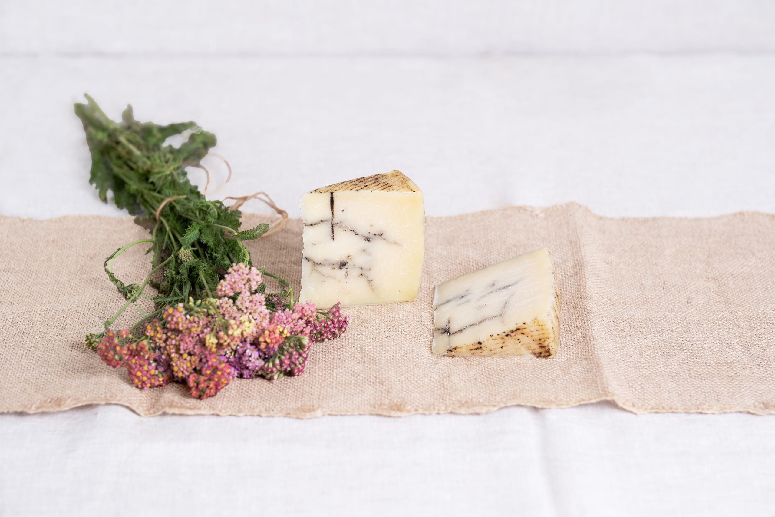 Pack Gourmet Veta – Caja premium de productos para regalo - Ibéricos y queso con trufa negra