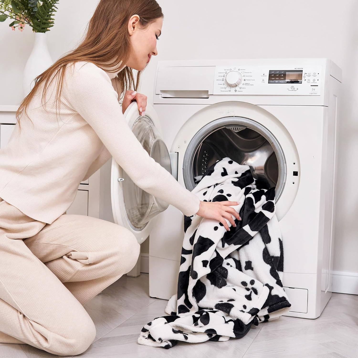 Viviland Fleece Blankets Queen Size Cow Print - 280GSM Lightweight Soft Fuzzy Cozy Plush Queen Blanket for Bed, 90x90 inches - Image 8