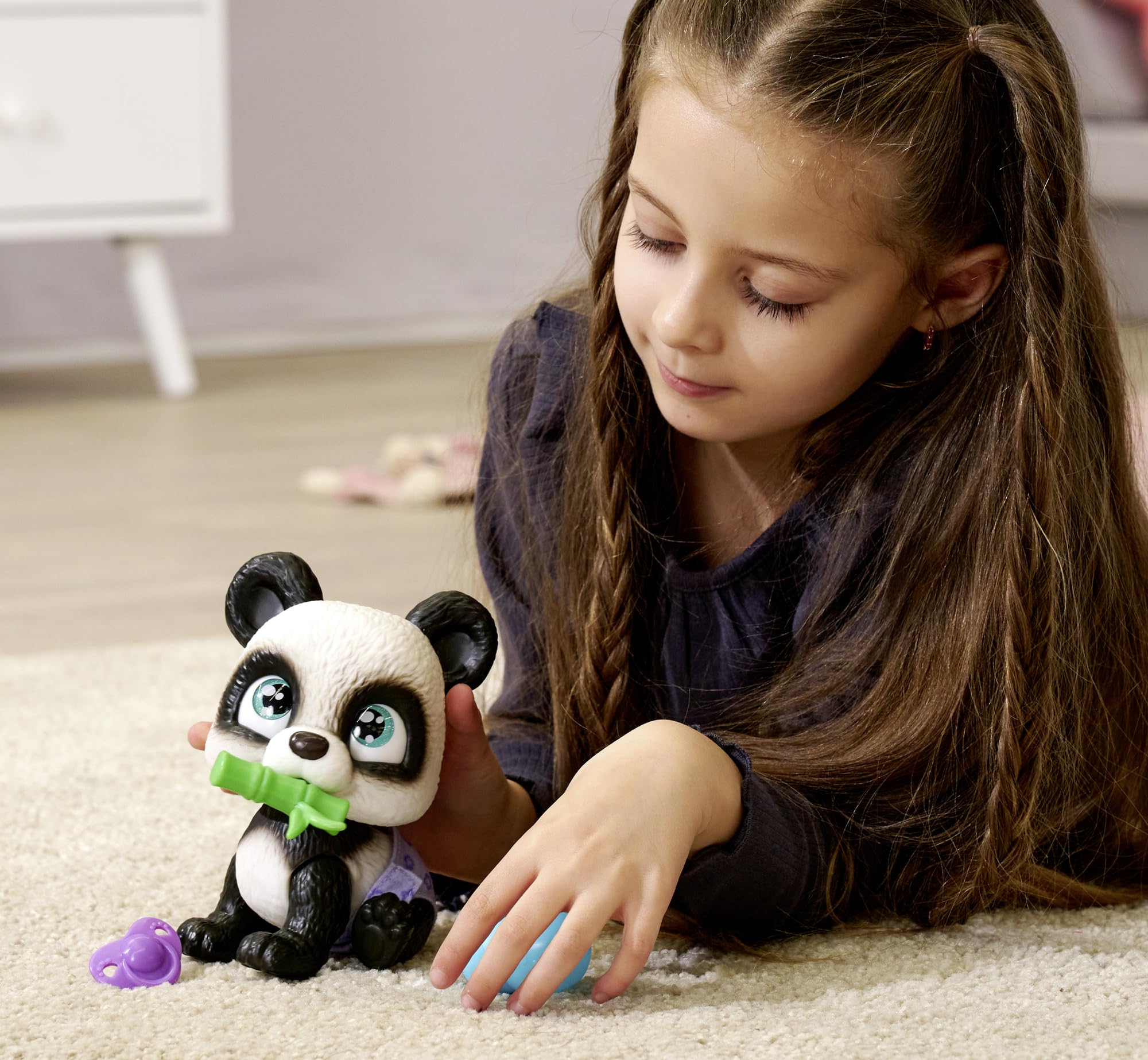 PAMPER PETZ 105950054 Panda z pieluszkowego gangu siusiający zwierzaczek z akcesoriami niespodziankami, pije i i siusia w pieluszkę, 15cm