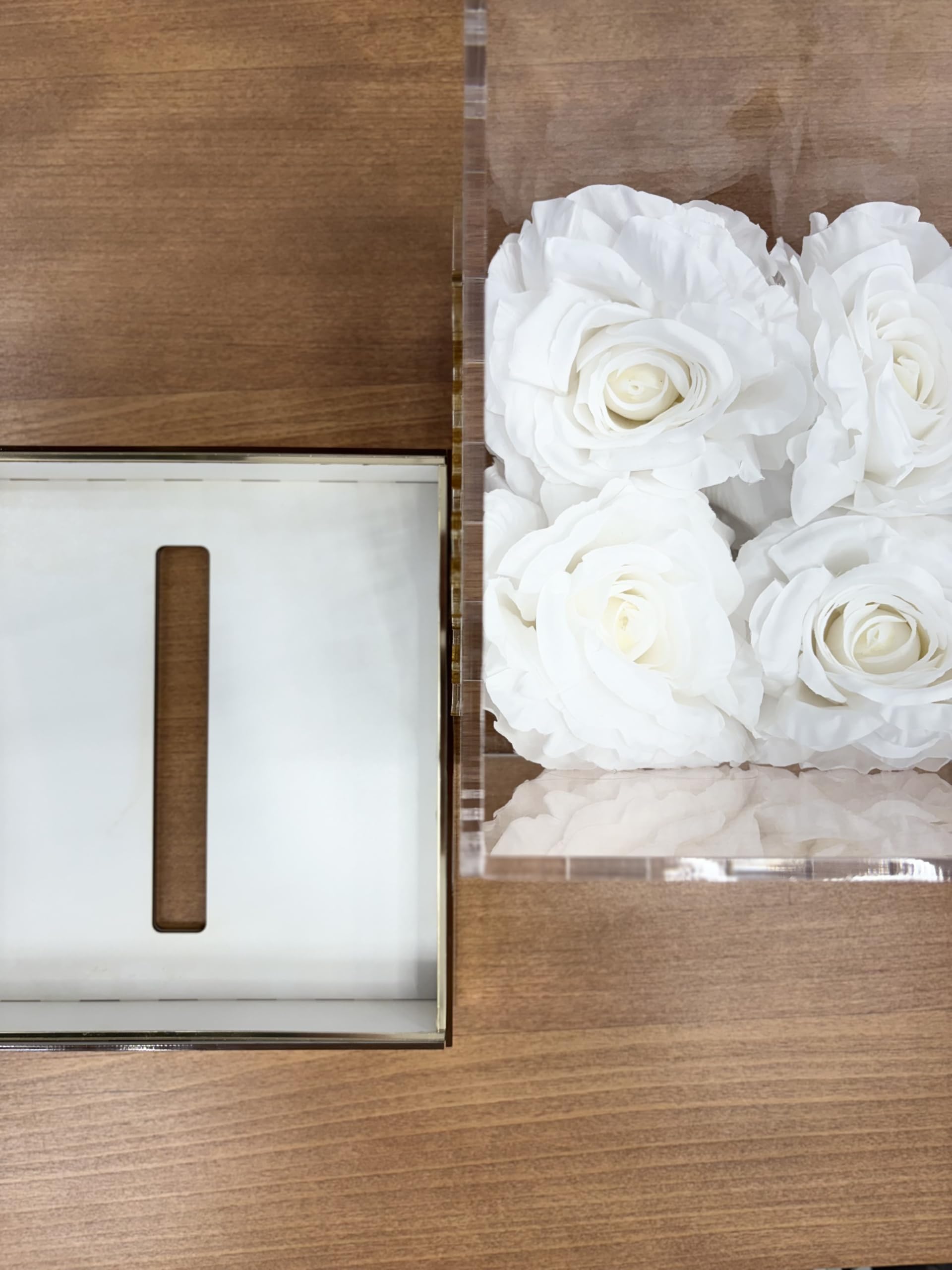 Personalizowane pudełko na koperty ślubne z pleksi – złote lustro, białe róże, imiona pary młodej z data – elegancka skrzynka na koperty weselne