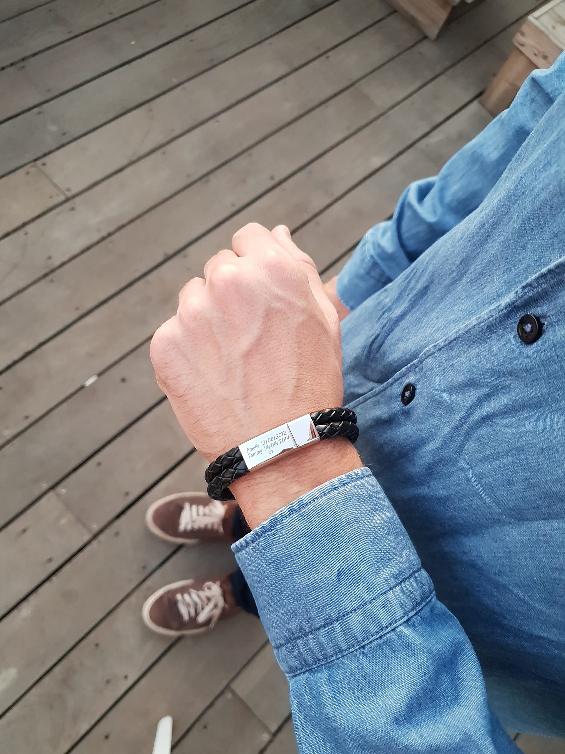 MyNameNecklace Bracelet pour homme gravé en acier inoxydable et cuir noir avec initiales personnalisables - Cadeau de fête des pères pour lui