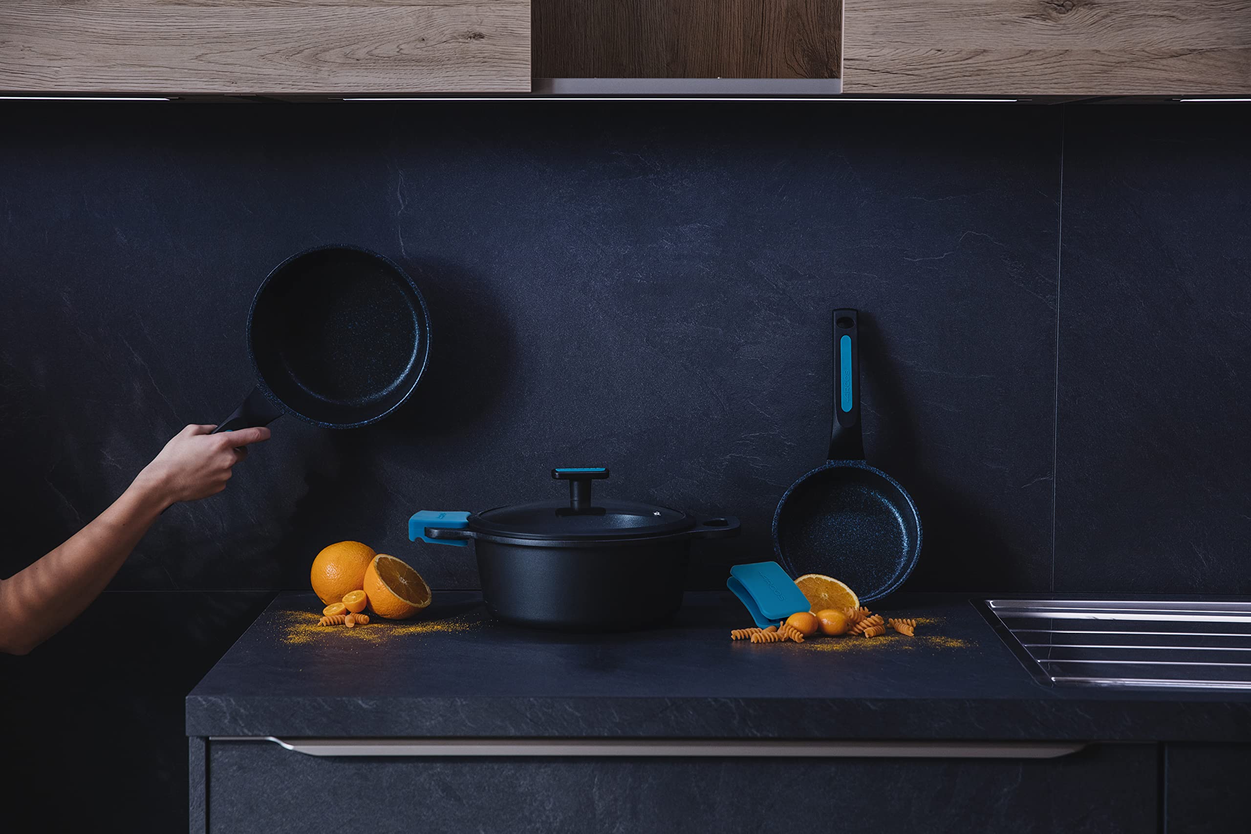 Arcos Thera Olla Grande de Cocina de 28 Cm y 6,6 L. Cacerola Alta para Inducción, Gas y Vitro. Olla de Aluminio Fundido con Tapa de Cristal y Mango Extraíble. Apta Lavavajillas. Color Negro Azul