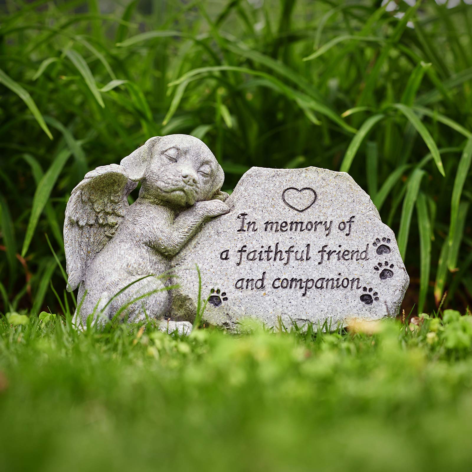 Estatua conmemorativa de perro angélico, figura de perro durmiendo, marcador de tumba al aire libre, regalo de condolencias, acabado de piedra antigua, 8.85 pulgadas