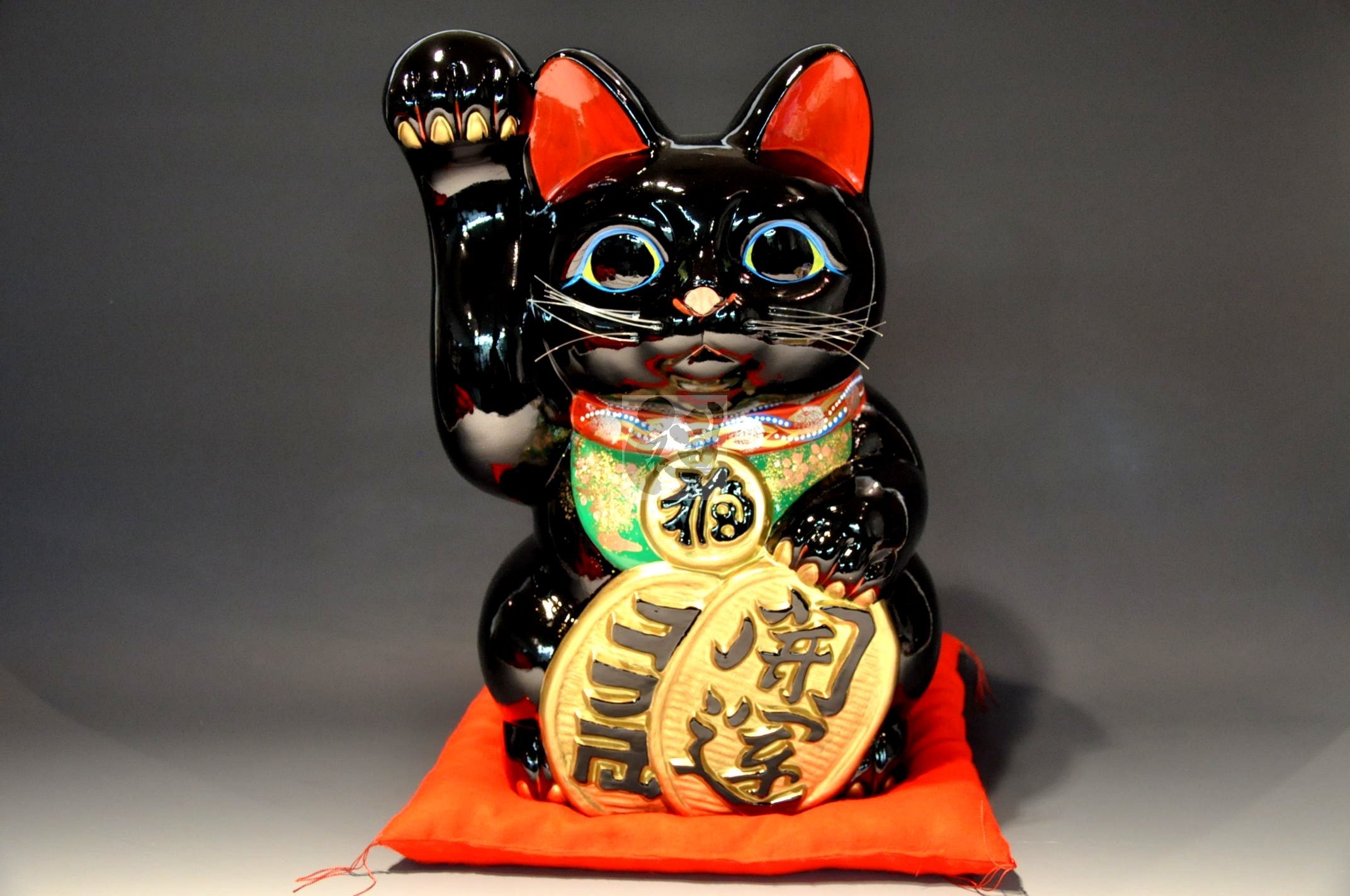 Amazon.co.jp: 常滑焼 招き猫 開運黒手長小判猫(右手) 13号 座布団付