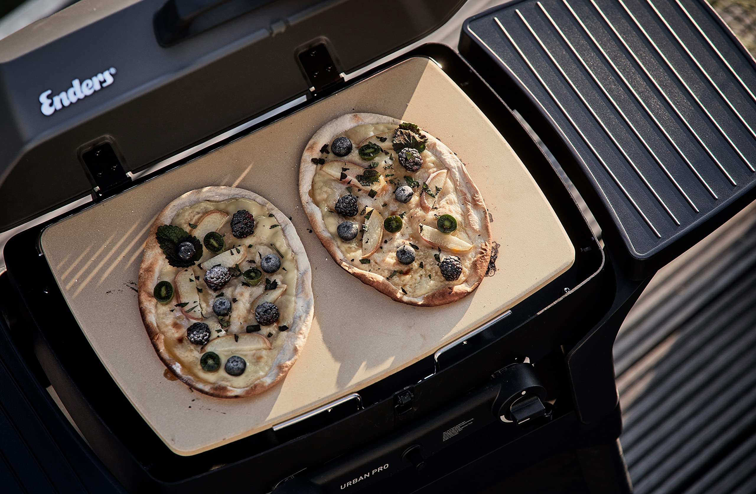 Enders Pietra refrattaria per Pizza in Cordierite rettangolare inclusa struttura di sostegno in acciaio inox - Compatibile con modello di griglia a gas Enders Urban - Accessori per il barbecue #8602