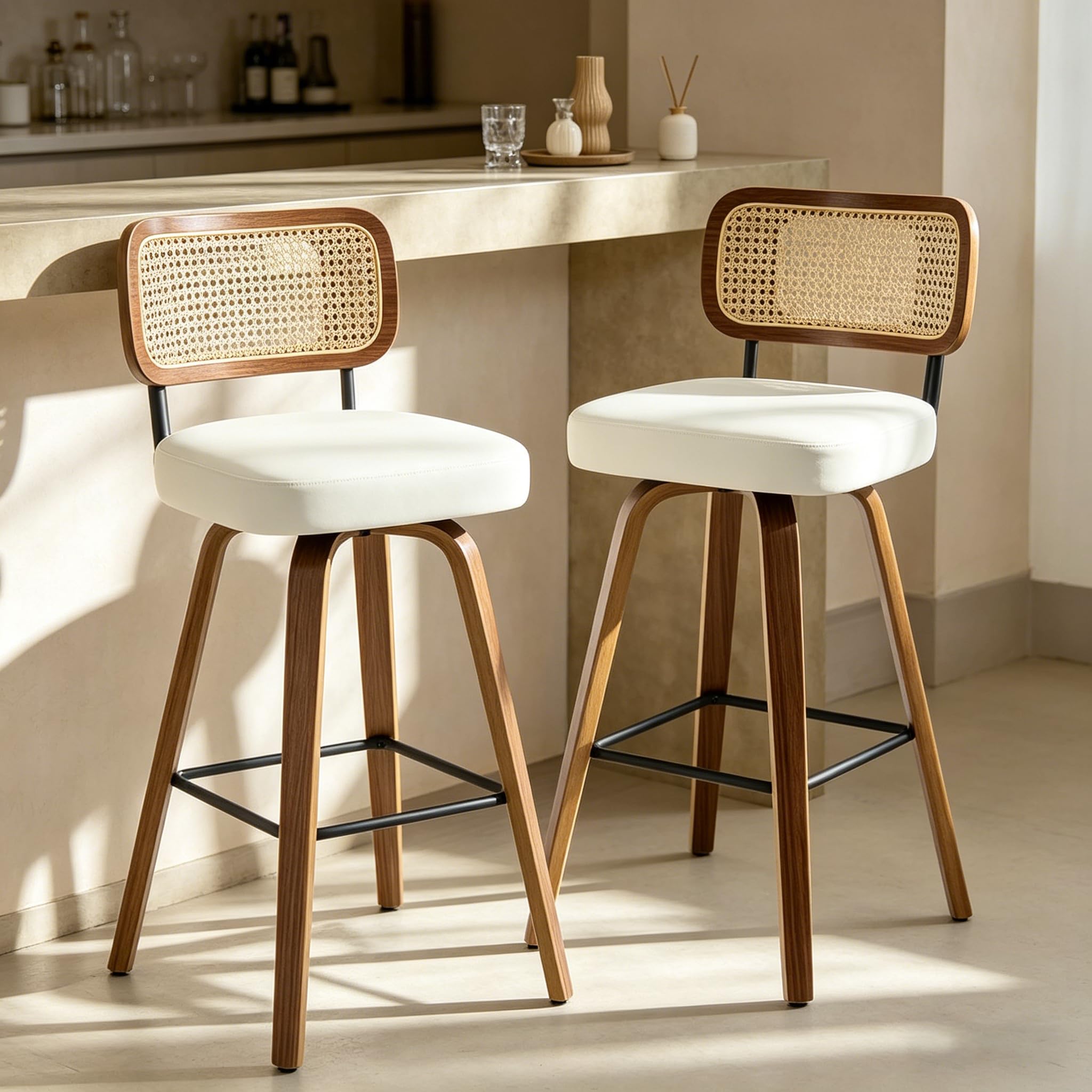 Bekrvio Juego de 2 taburetes giratorios de bar, altura de asiento 65 cm, con respaldo, tapizados en cuero PU y patas de madera de nogal, taburete de mostrador de estilo mid-century con reposapiés de