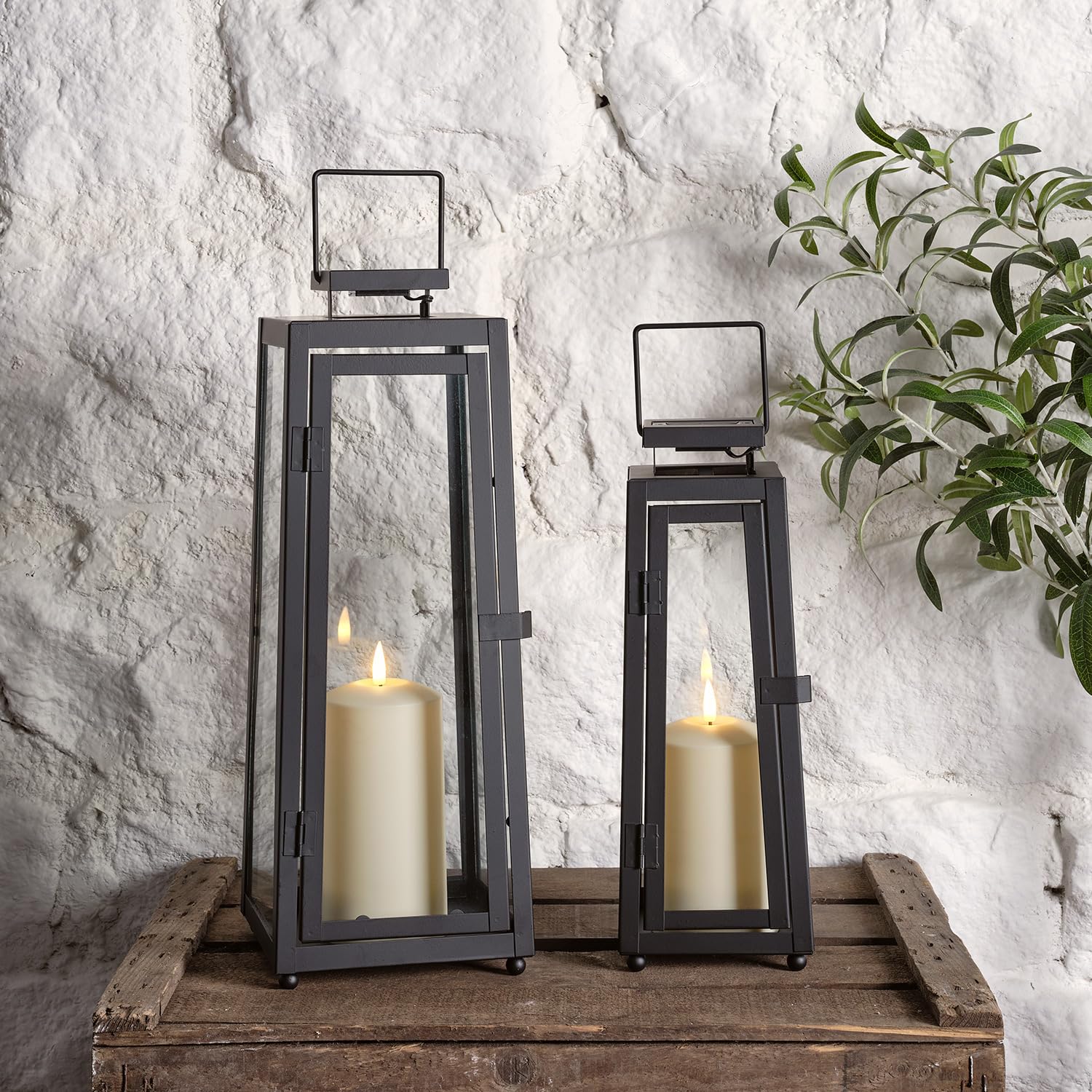 Lights4fun Set di 2 Lanterne Solari in Metallo Nero con Candele LED TruGlow®, Fiamma Tremolante, Accenzione Automatica, per Esterni, Giardino, Balcone