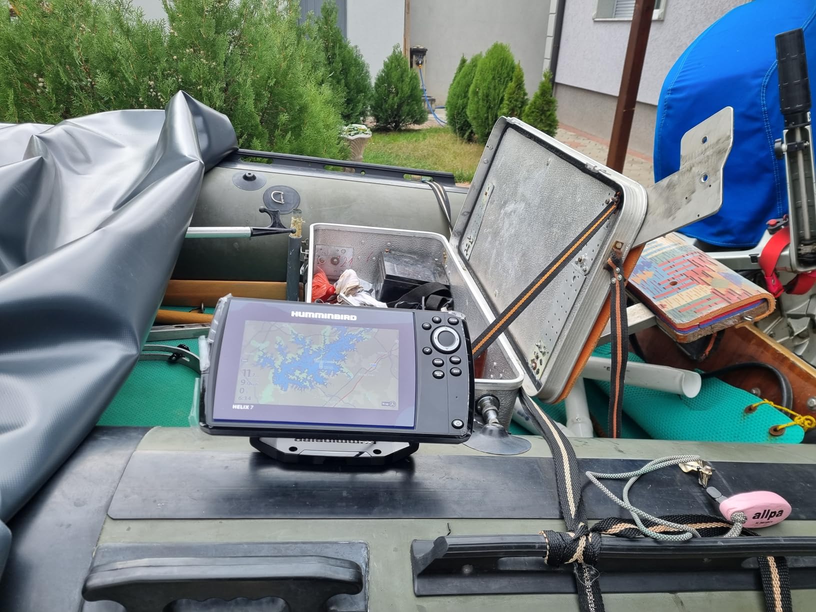 Humminbird Helix fish finder display showing sonar imaging