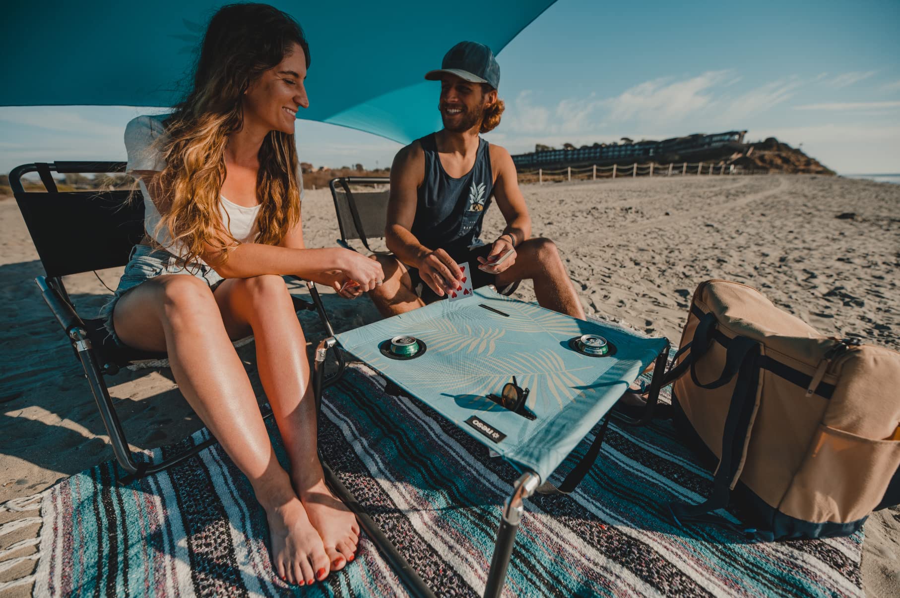 Neso Tavolo da spiaggia portatile con portabicchieri, tasche per cellulare, leggero per picnic e parchi (Aqua Fronds)