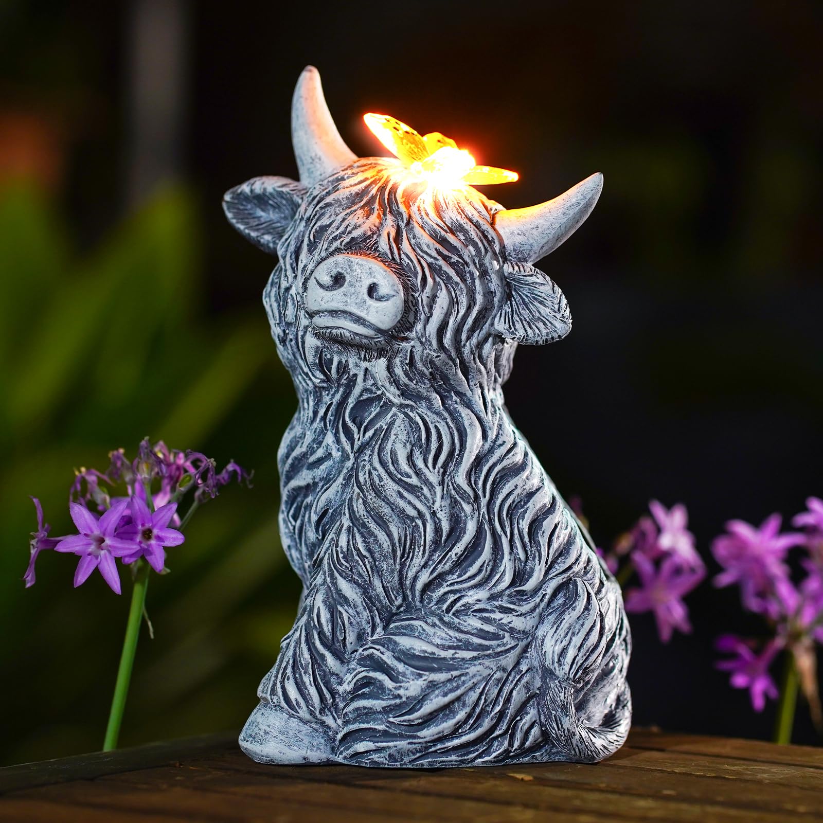 Yeomoo Highland Cow Kuh Figuren mit Schmetterling Solar Deko für Gartendeko & Wohnzimmer - Lustig Hochlandrind Wetterfeste Gartenfigur Kühe Geschenk für Frauen/Männer/Mama Garten Balkon Deko Grau