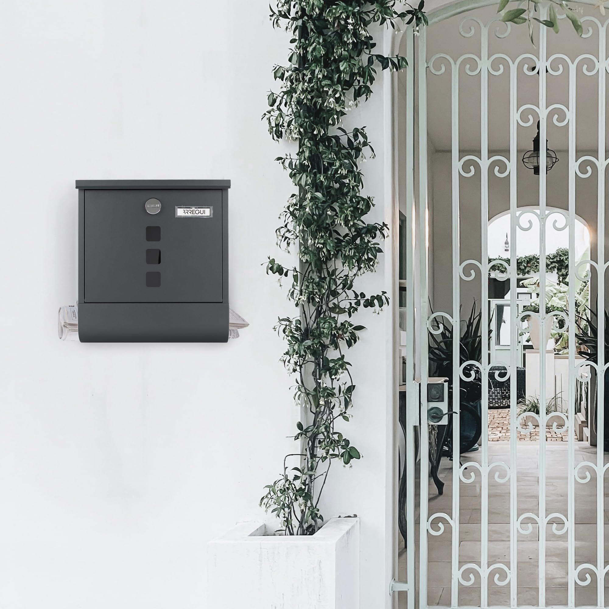 ARREGUI Chance E7005 Buzón Exterior de Acero con Portaperiódicos, Tamaño M (DIN A4), Buzón de Correo con Cerradura Tapada, Tarjetero y Soporte para Periódicos, Buzón de Pared Mediano, Antracita