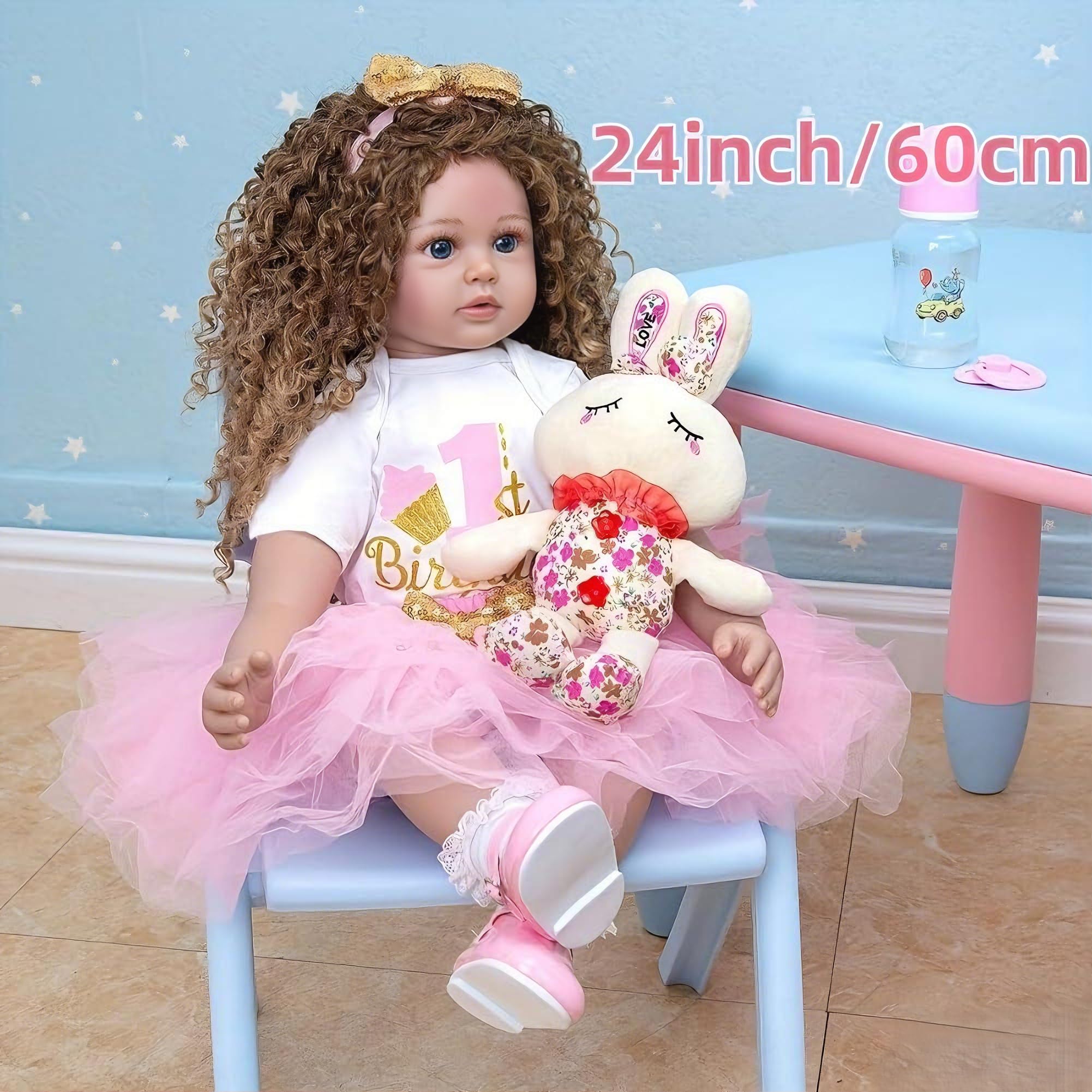 61 cm große echte Babygröße, Reborn-Kleinkind-Mädchenpuppe, verwurzeltes braunes lockiges Haar, weiche Vinyl-Gliedmaßen und Stoffkörper, lebensechte Reborn-Baby-Puppe, die echt lebensecht aussieht