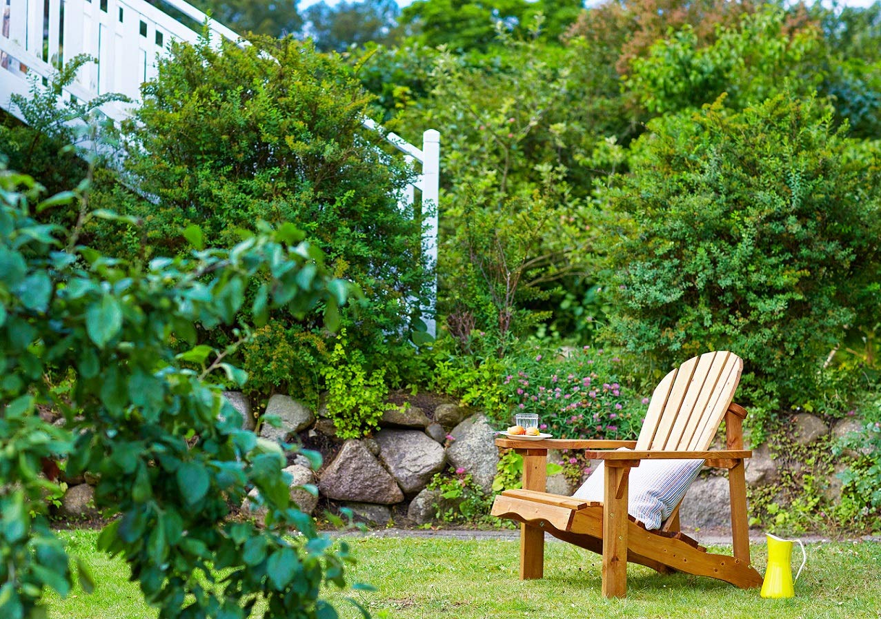 NATIV Chaise de jardin à dossier haut marron | Fauteuil de jardin en bois massif | Design dans le style d'une chaise Adirondack | Fauteuil de jardin relaxant avec larges étagères | Fauteuil