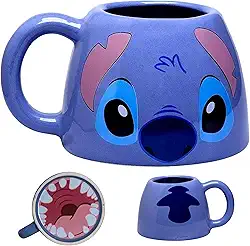 Zona Criativa – Caneca Ornamento Stitch 450ml em Cerâmica | Design Disney | Caneca Criativa e Colecionável para Presente