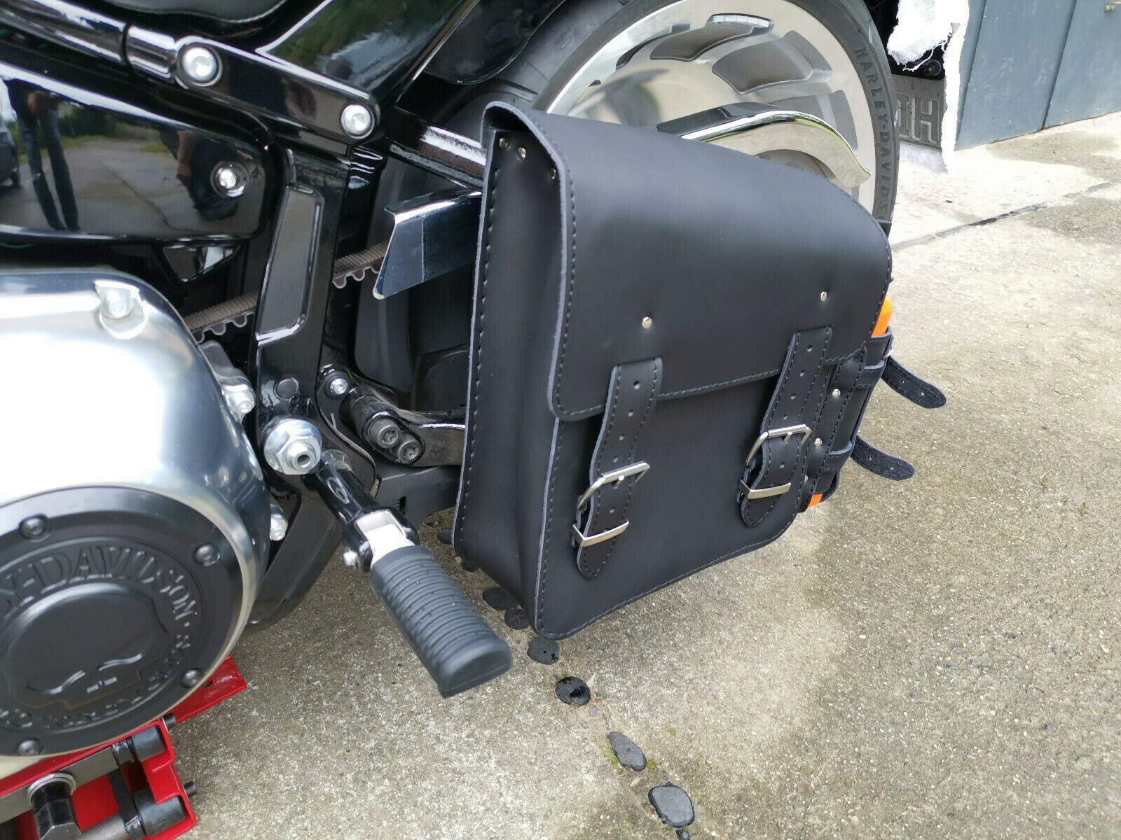 Hulk SCHWARZ Seitentasche mit Flaschenhalter kompatibel mit Harley Davidson Softail Rahmentasche Schwinge Getränkehalter Schwingentasche Heritage Softail Slim Wildstar Dragstar