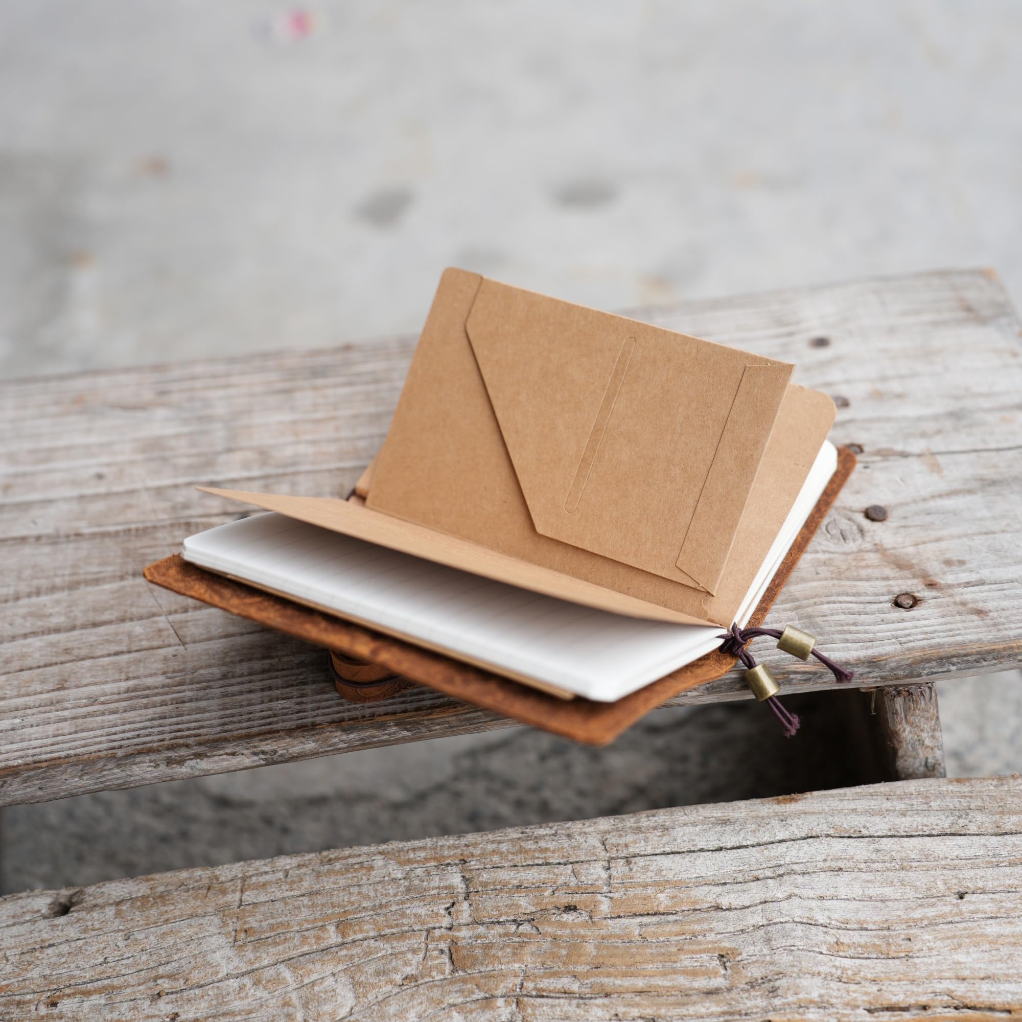 JJNUSA Carnet de voyage A5 fabriqué à la main en cuir véritable – 8.3in x 5.5in / 21 x 14 cm, couverture rechargeable avec poches intérieures, emplacements pour cartes et porte-stylo