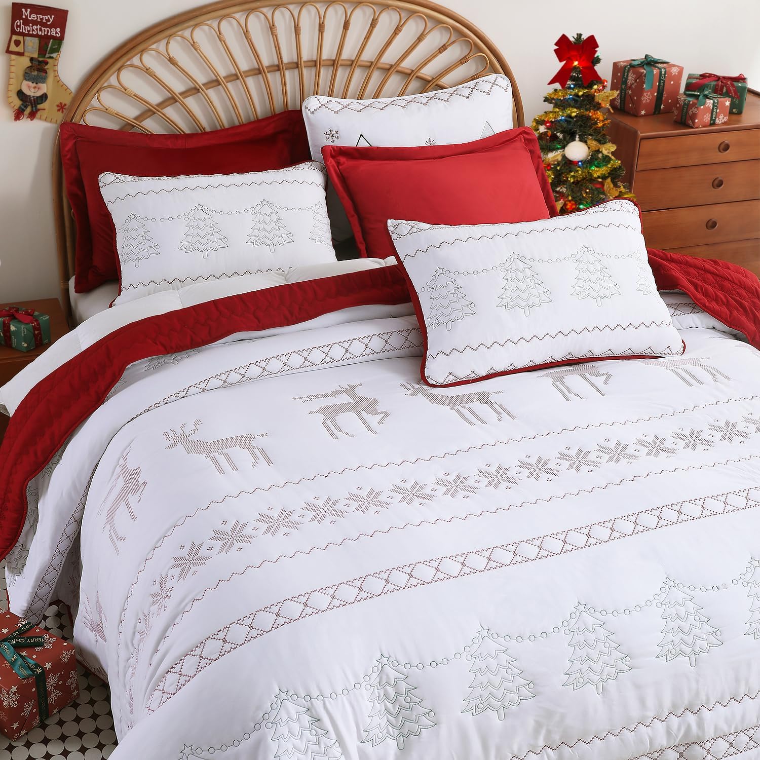 EVENHUG Queen Size Quilt Christmas Theme Bedding Sets with Pillow Shams Reversible Bedspread Coverlet Lightweight Christmas Festival Bed Cover for Bedroom Home Decoration (92"x96")