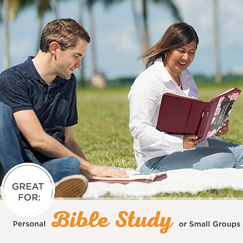 Miniatura 9 de Christian Art Gifts Funda protectora de piel sintética para la Biblia con asa para mujer fuerte y valiente, versículo bíblico inspirador Joshua 19,