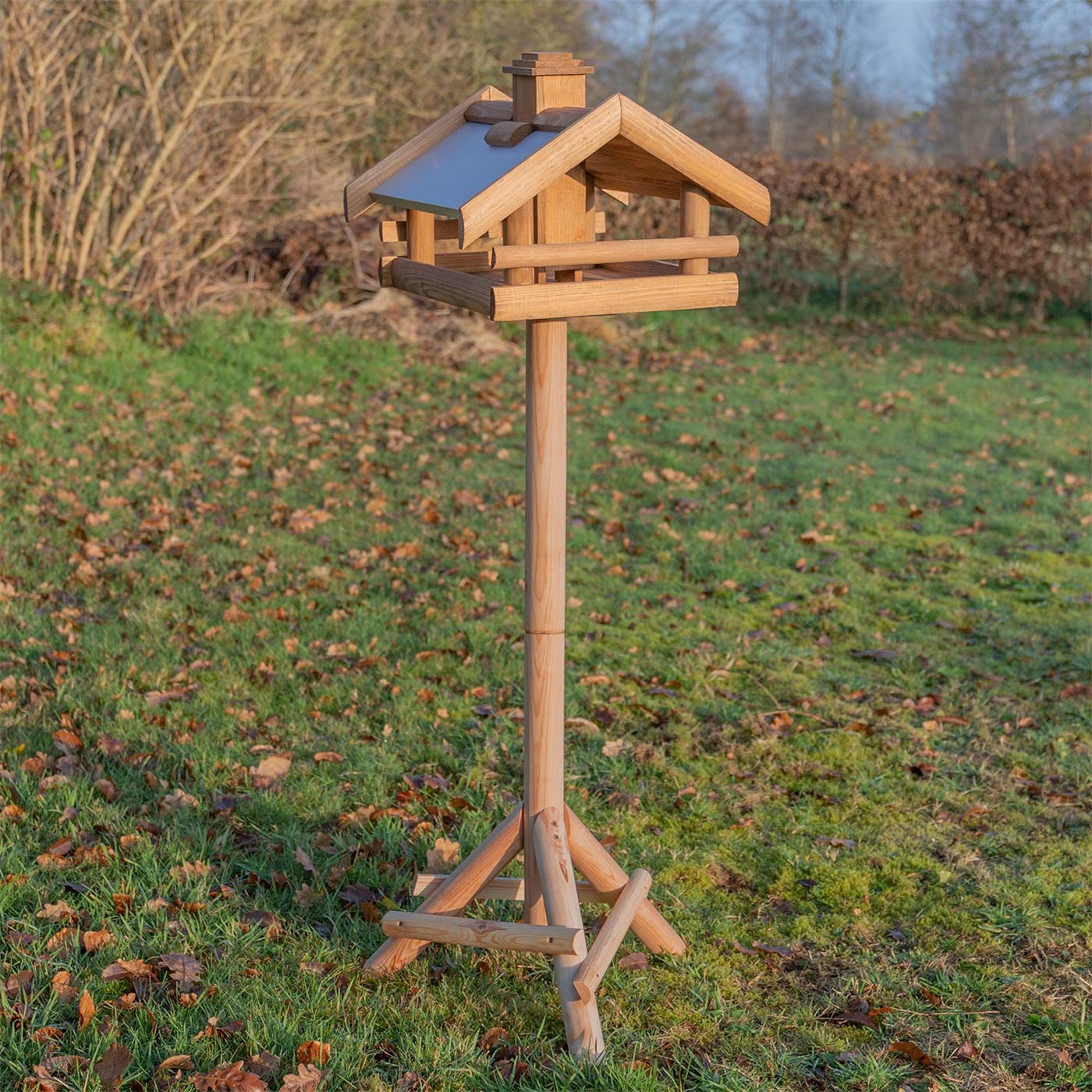 VOSS.garden Vogelhaus Grota inkl. Ständer aus Holz mit Metalldach, 134cm Gesamthöhe, wetterbeständig, Vogel-Futterhaus Vogelhäuschen