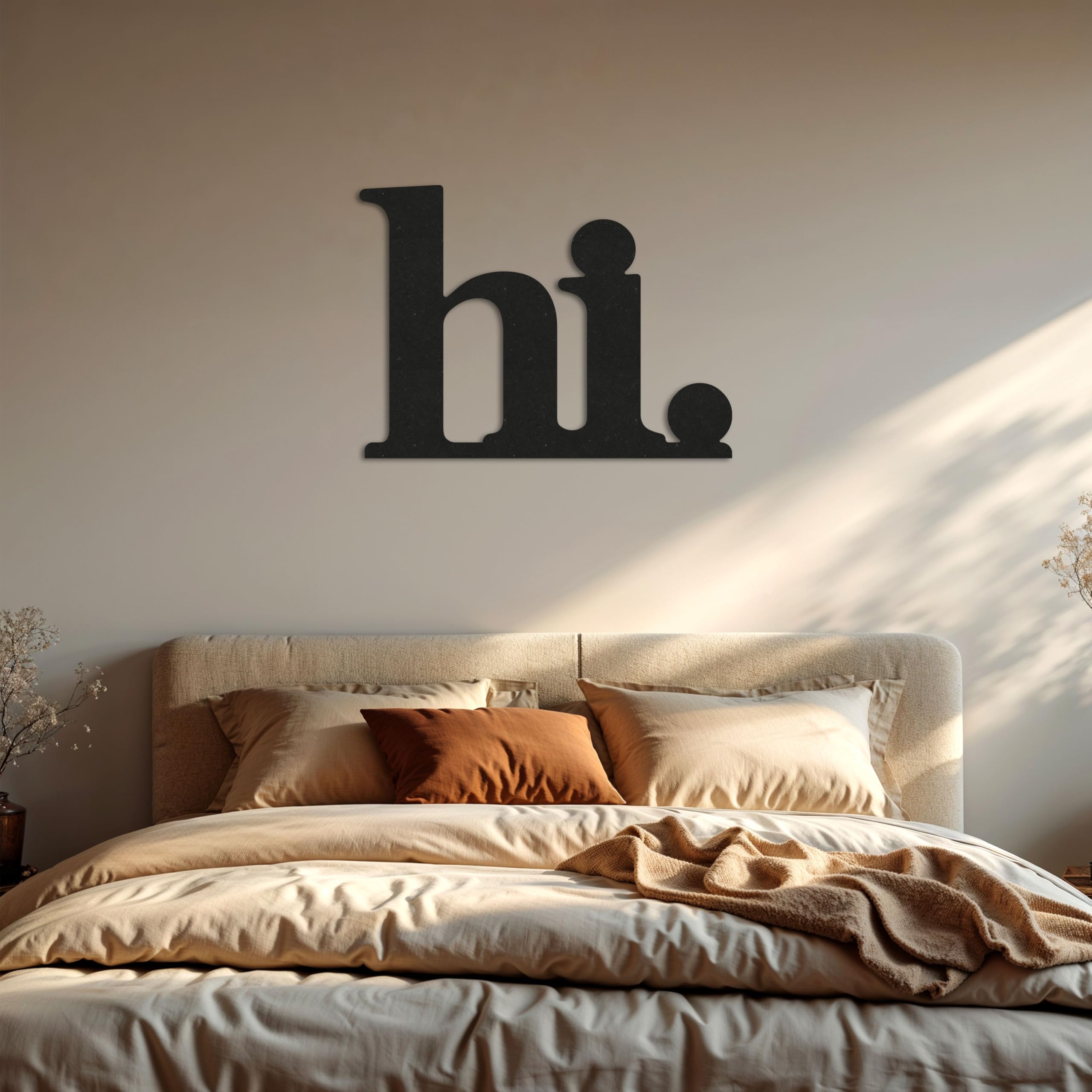 ebenkunst | „hi“ Schriftzug Wanddeko – Moderne Begrüßung aus Holz, minimalistische Wanddekoration für Flur, Eingangsbereich & Wohnzimmer, CNC-gefräst aus HDF, Schwarz, Made in Germany