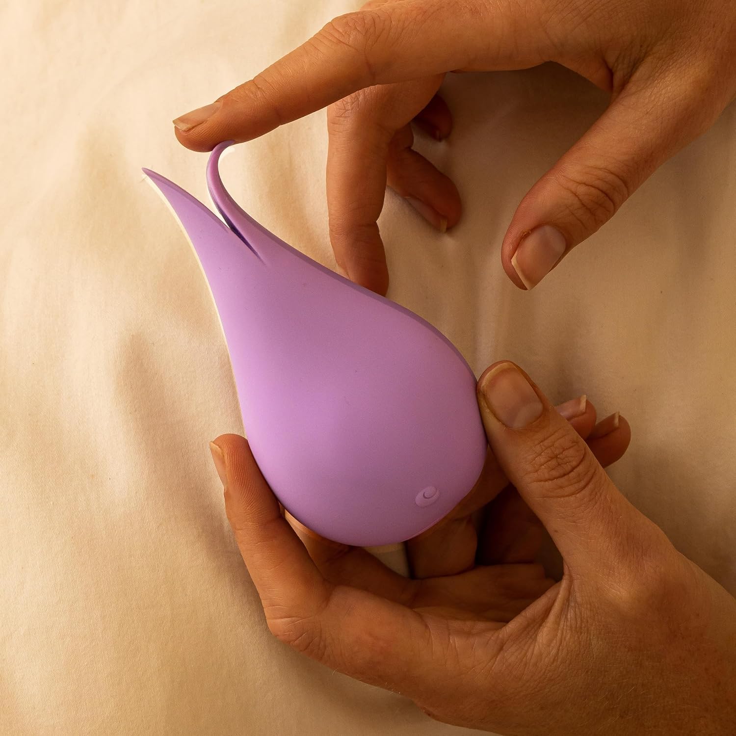 Hello Cake Flutter Vibrator - Tongue-Like Feel Clitoral Stimulator - Personal Massager with 10 Different Modes - Body-Safe Silicone – Water-Resistant & Rechargeable - Sex Toy for Women