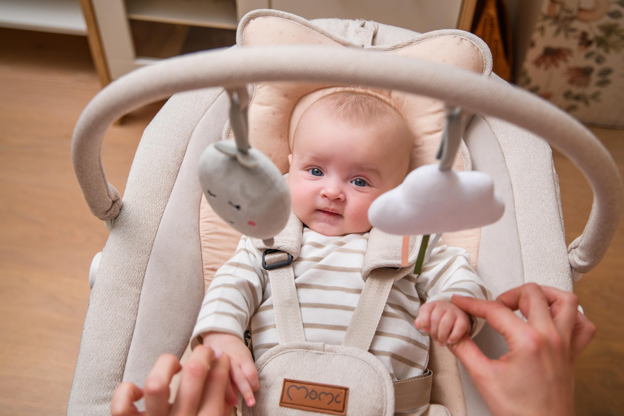 Balancelle MoMi Pearl 9 kg, siège 360°, LED, Bluetooth, télécommande, piles ou secteur, câble USB, harnais 5 points, arche avec jouets