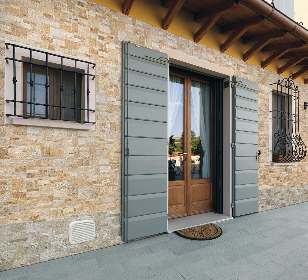 La Ventilazione ASR2215B Griglia Antisfondamento con rete antinsetti da Sovrapporre. Dimensioni 220x150 mm. Alluminio verniciato bianco