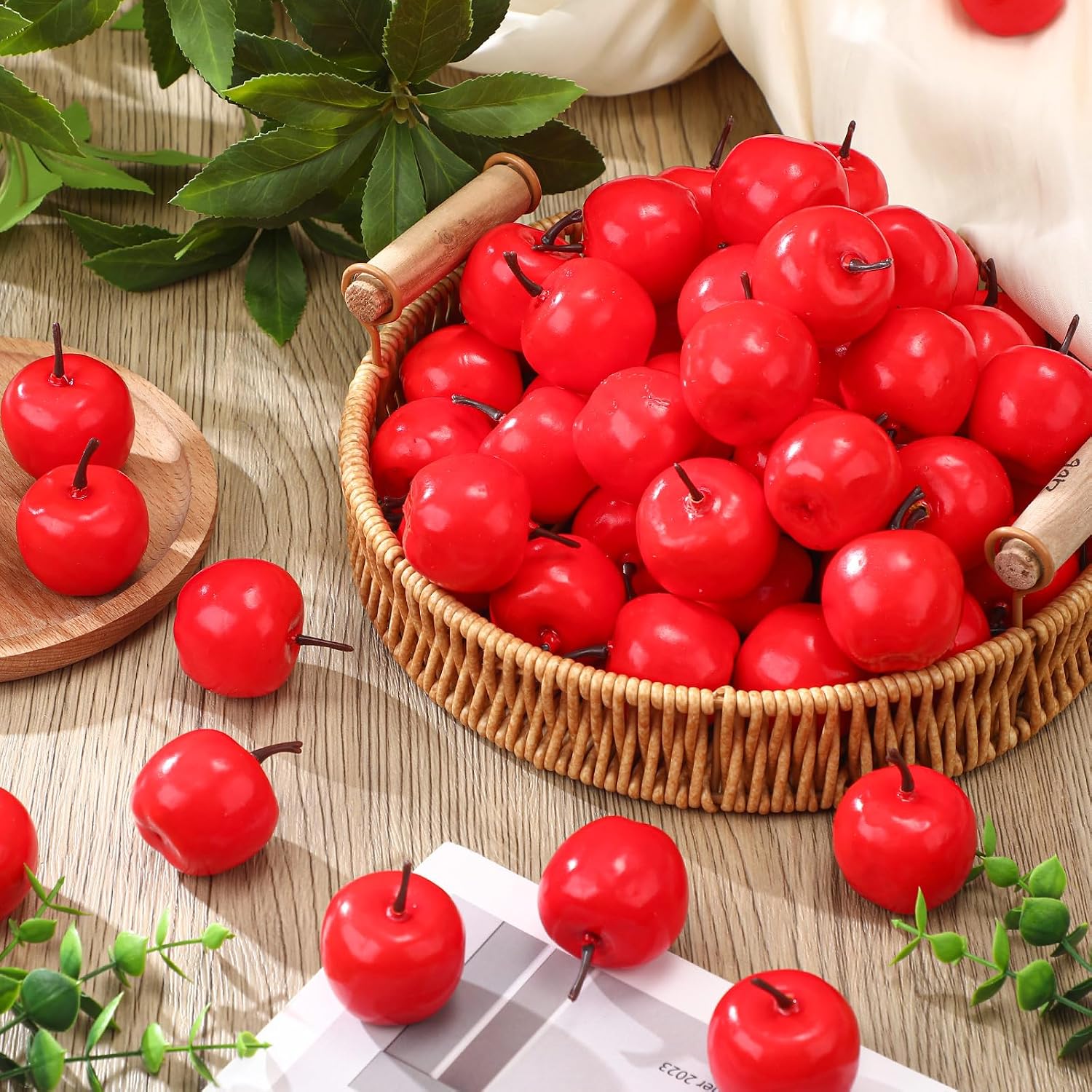 Daifunli 100 Pcs Artificial Apples 1.4 Mini Red Apples Rosh Hashanah Decoration Simulation Lifelike Fake Fruits Sets for Fall Centerpiece Christmas Birthday Photography Party Table Decor Gifts