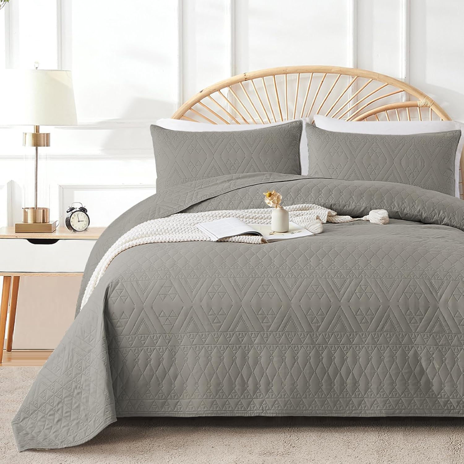 akkialla King/Cal King Size Quilt Bedding Set,Dark Grey Lightweight Microfiber Soft Bedspread,Modern Style Geometric Pattern Coverlet Set for All Seasons,3 Piece(1 Quilt,2 Pillow Shams)