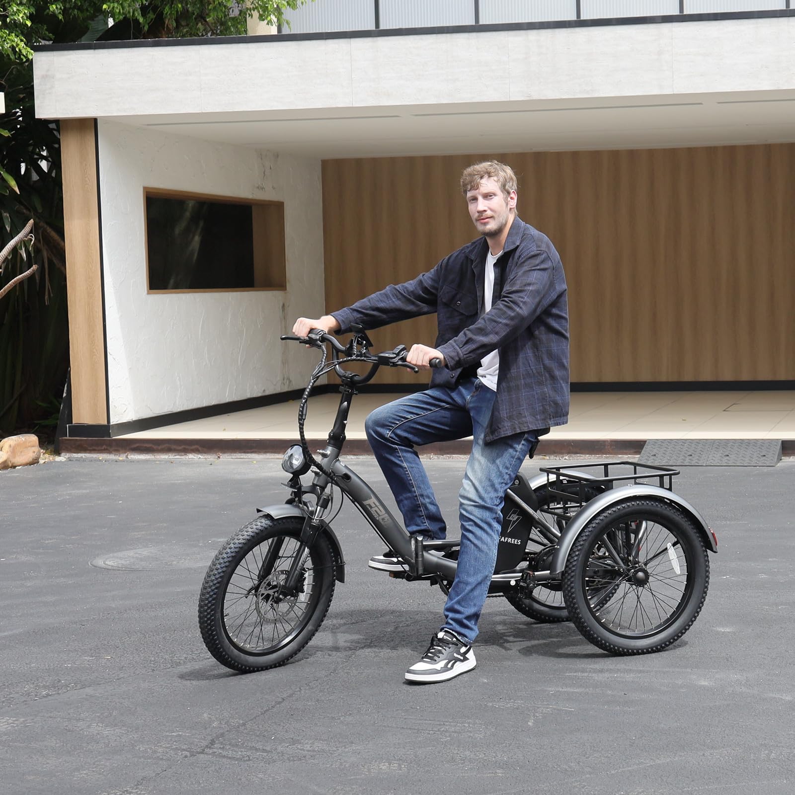 Scooter elettrico a 3 ruote per la mobilità, triciclo cargo elettrico con batteria rimovibile, design pieghevole, assistenza elettrica per la mobilità degli anziani