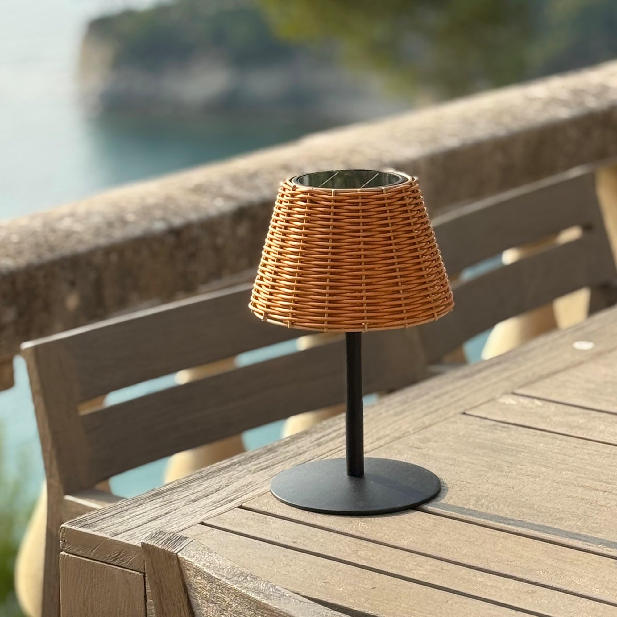 Lumisky Lampe de table solaire AMIRA SOLAR avec base module solaire rechargeable avec télécommande H25cm