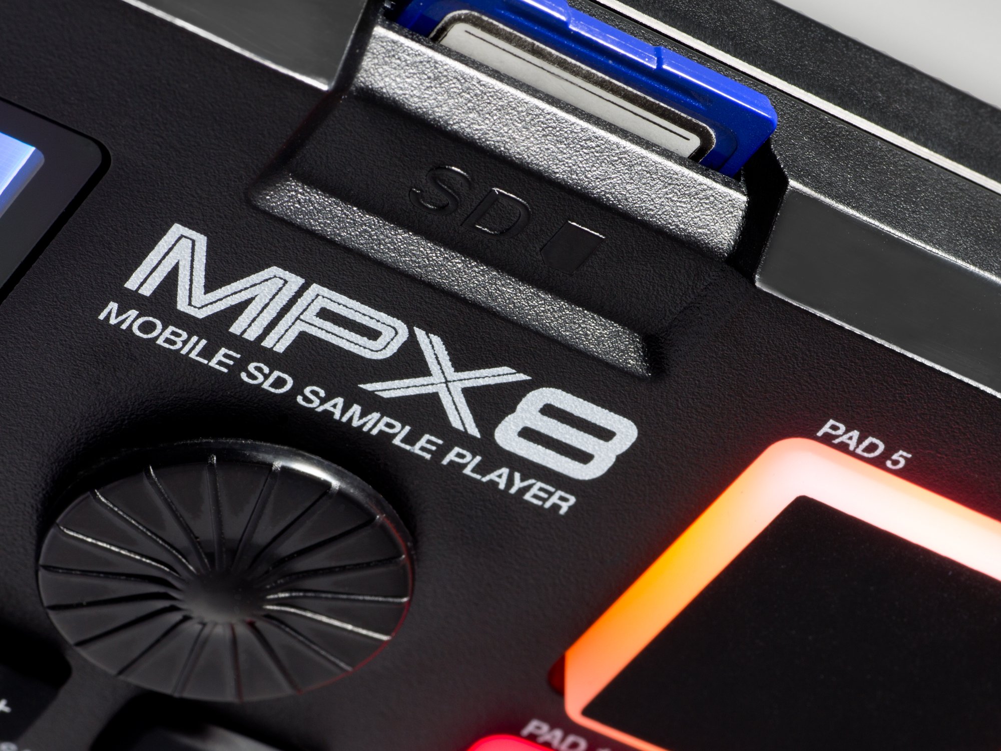 Akai professional mpx8 controlador usb midi y lanzador de samples portátil con 8 pads sensibles a la velocidad y ranura para tarjeta sd + Adam hall k3tpc0300 cable rca a jack