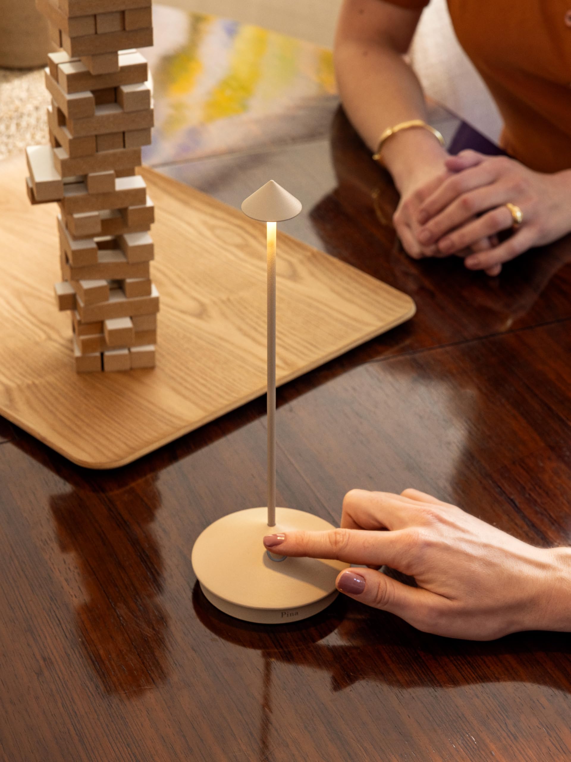 Zafferano, lampe de table Pina, rechargeable et sans fil avec contrôle tactile, adaptée pour l’intérieur et l’extérieur, variateur, 2200-3000 K, hauteur 29 cm, couleur or mat